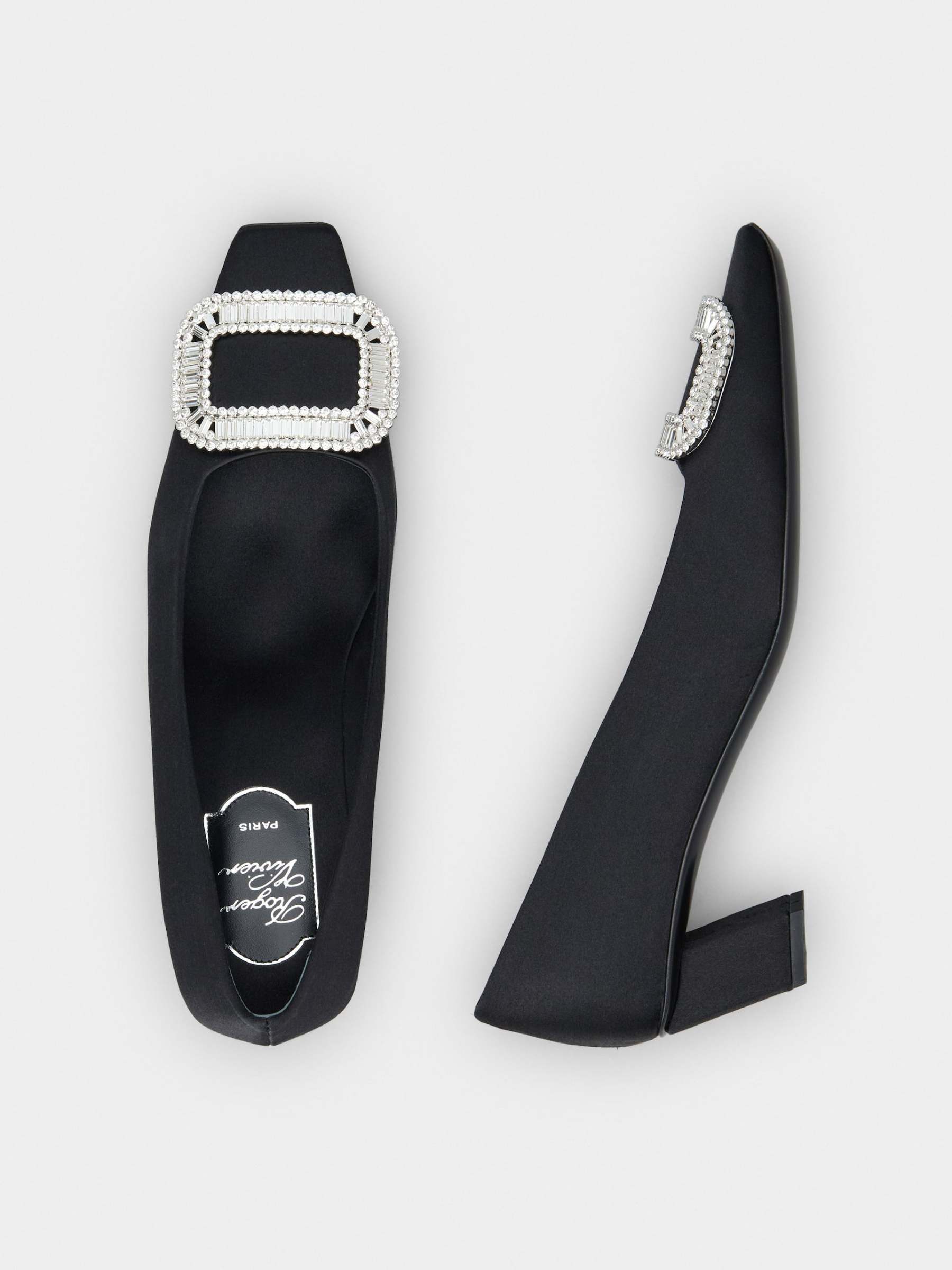 「ベル ヴィヴィエ」ピルグリム バックル サテン パンプス 45 mm ブラック