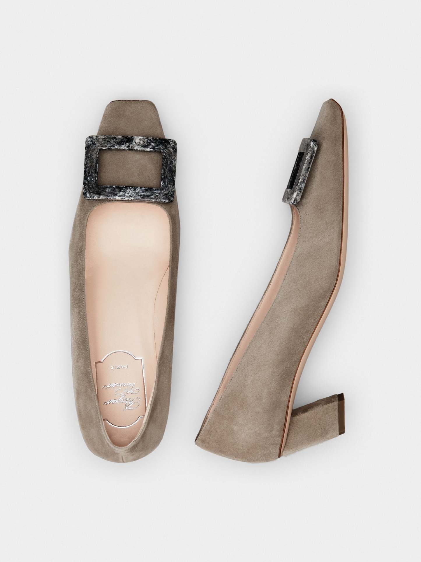 「ベル ヴィヴィエ」 ストーン バックル スエード パンプス 45 mm ベージュ