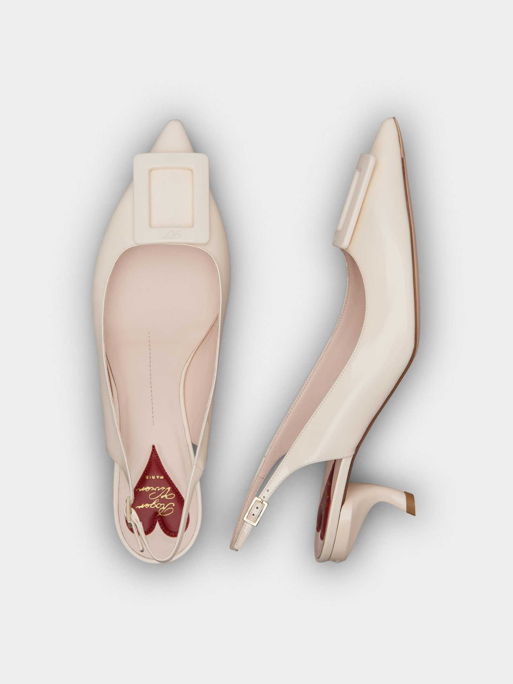 「ヴィルギュル」ラッカード バックル パテントレザー スリングバック パンプス 55 mm クリーム