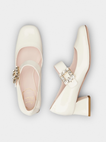 「トレ ヴィヴィエ」 ストラス バックル ベビー パンプス 45 mm クリーム