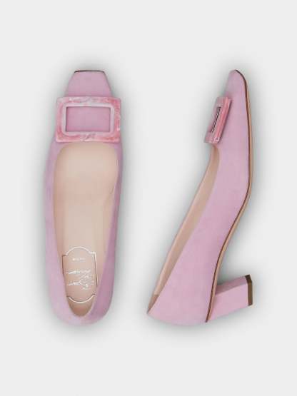 「ベル ヴィヴィエ」 ストーン バックル スエード パンプス 45 mm ピンク