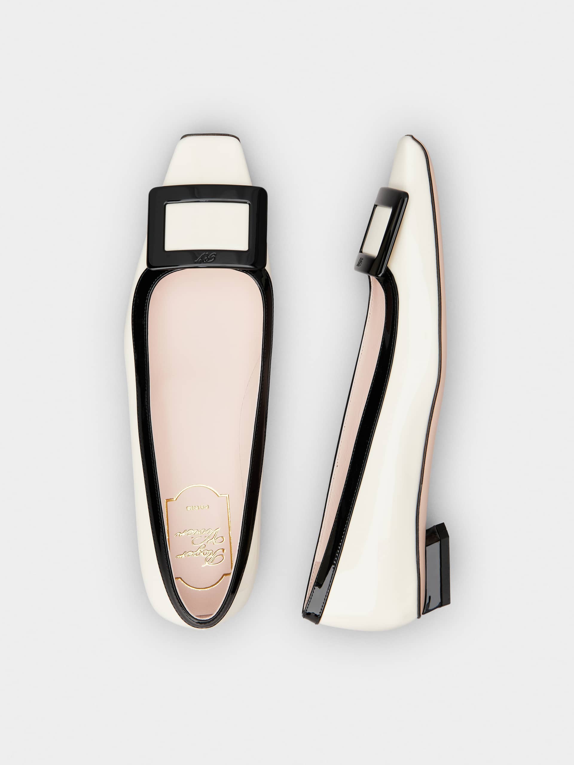 「ベル ヴィヴィエ」ラッカード バックル パテントレザー バレリーナ 25 mm ブラック, クリーム