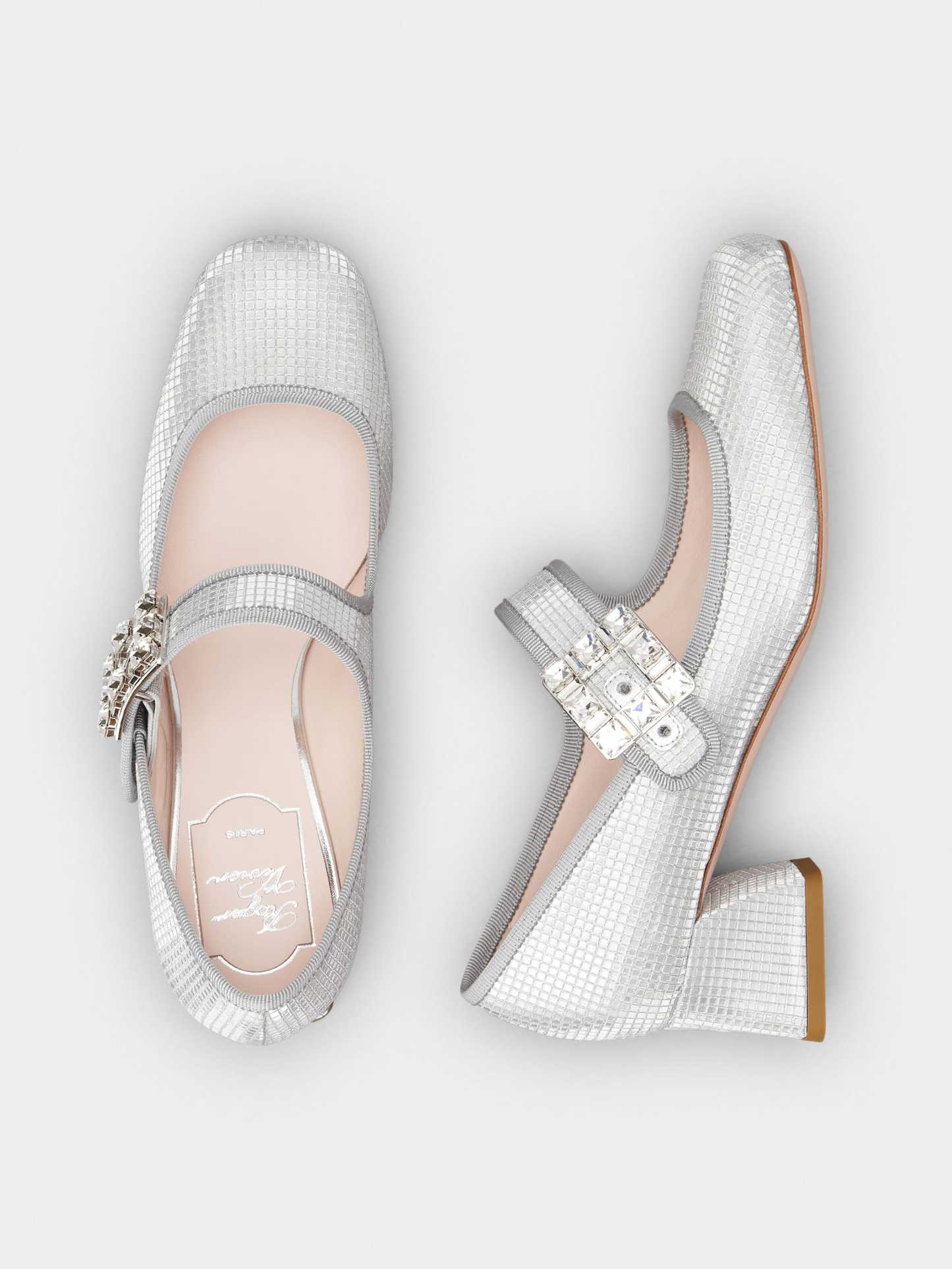 「トレ ヴィヴィエ」ストラス バックル ファブリック ベビー パンプス 45 mm シルバー