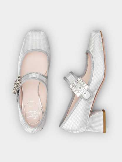 「トレ ヴィヴィエ」ストラス バックル ファブリック ベビー パンプス 45 mm シルバー