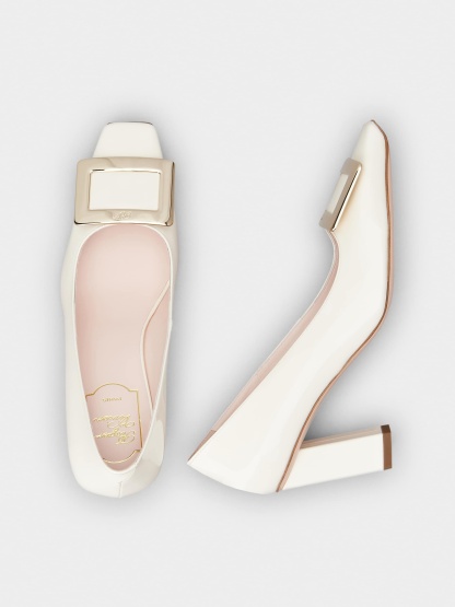 「ベル ヴィヴィエ」メタル バックル パテントレザー パンプス 75 mm クリーム