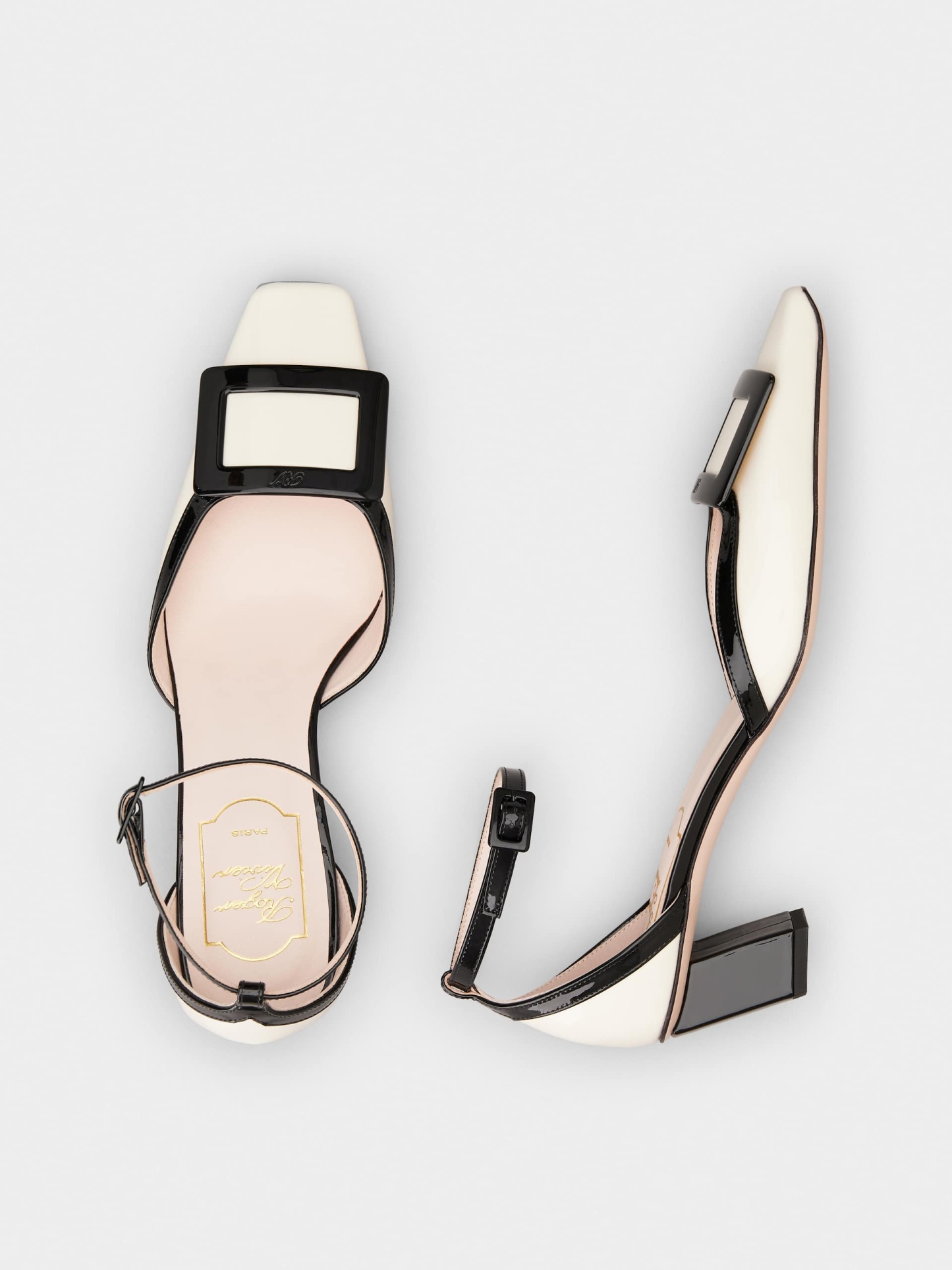 「ベル ヴィヴィエ」ラッカード バックル パテントレザー アンクル ストラップ パンプス 45 mm クリーム