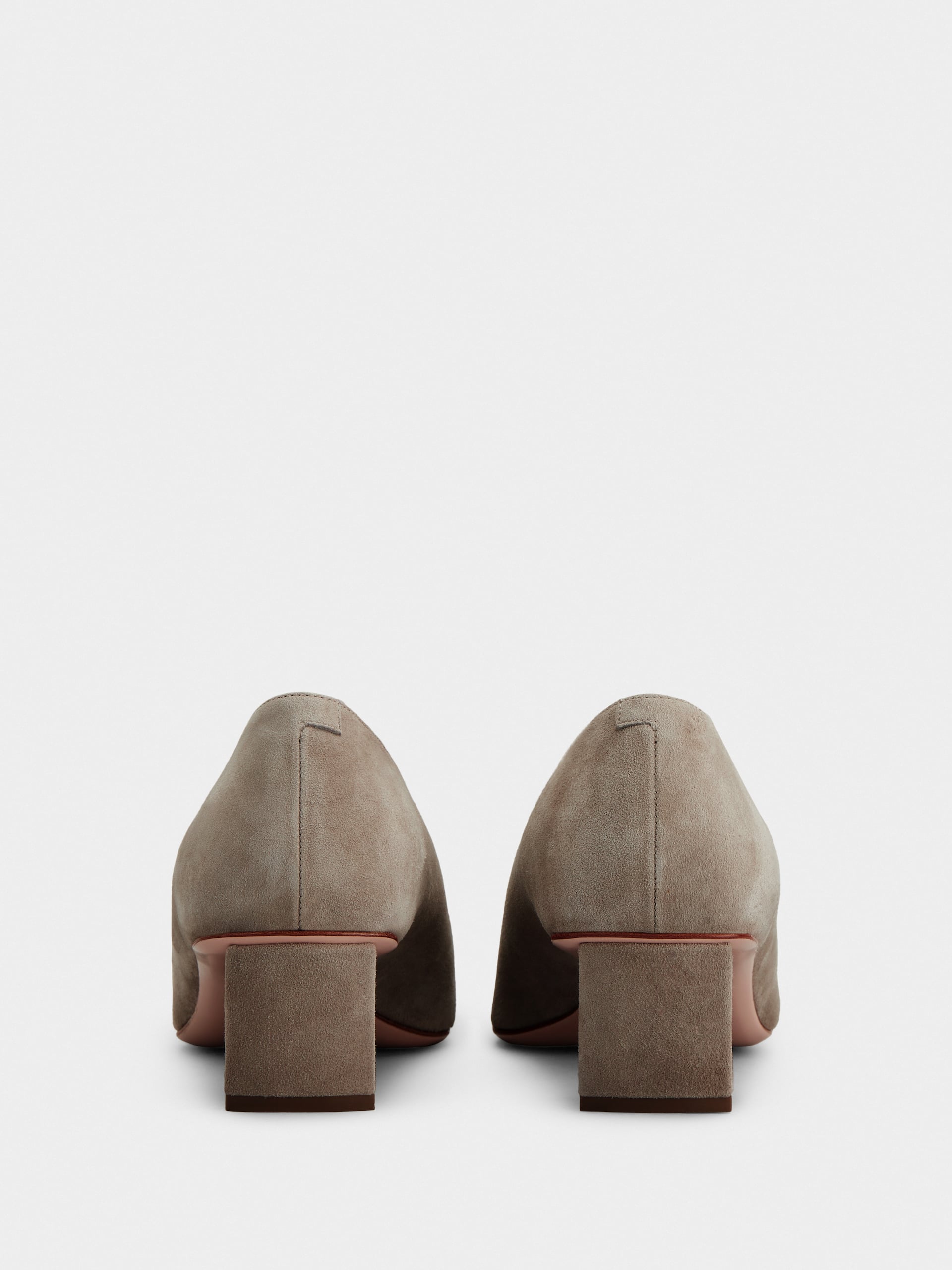 「ベル ヴィヴィエ」 ストーン バックル スエード パンプス 45 mm ベージュ