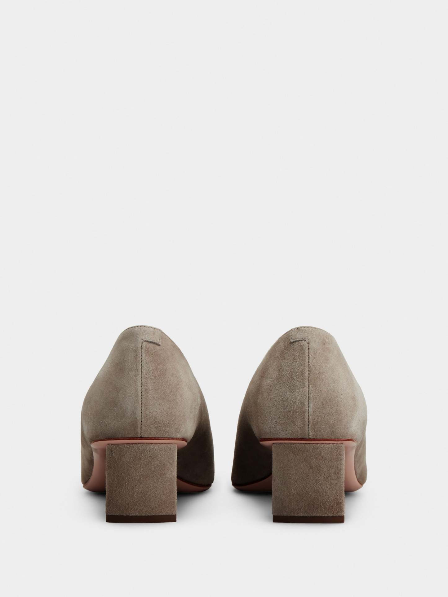 「ベル ヴィヴィエ」 ストーン バックル スエード パンプス 45 mm ベージュ