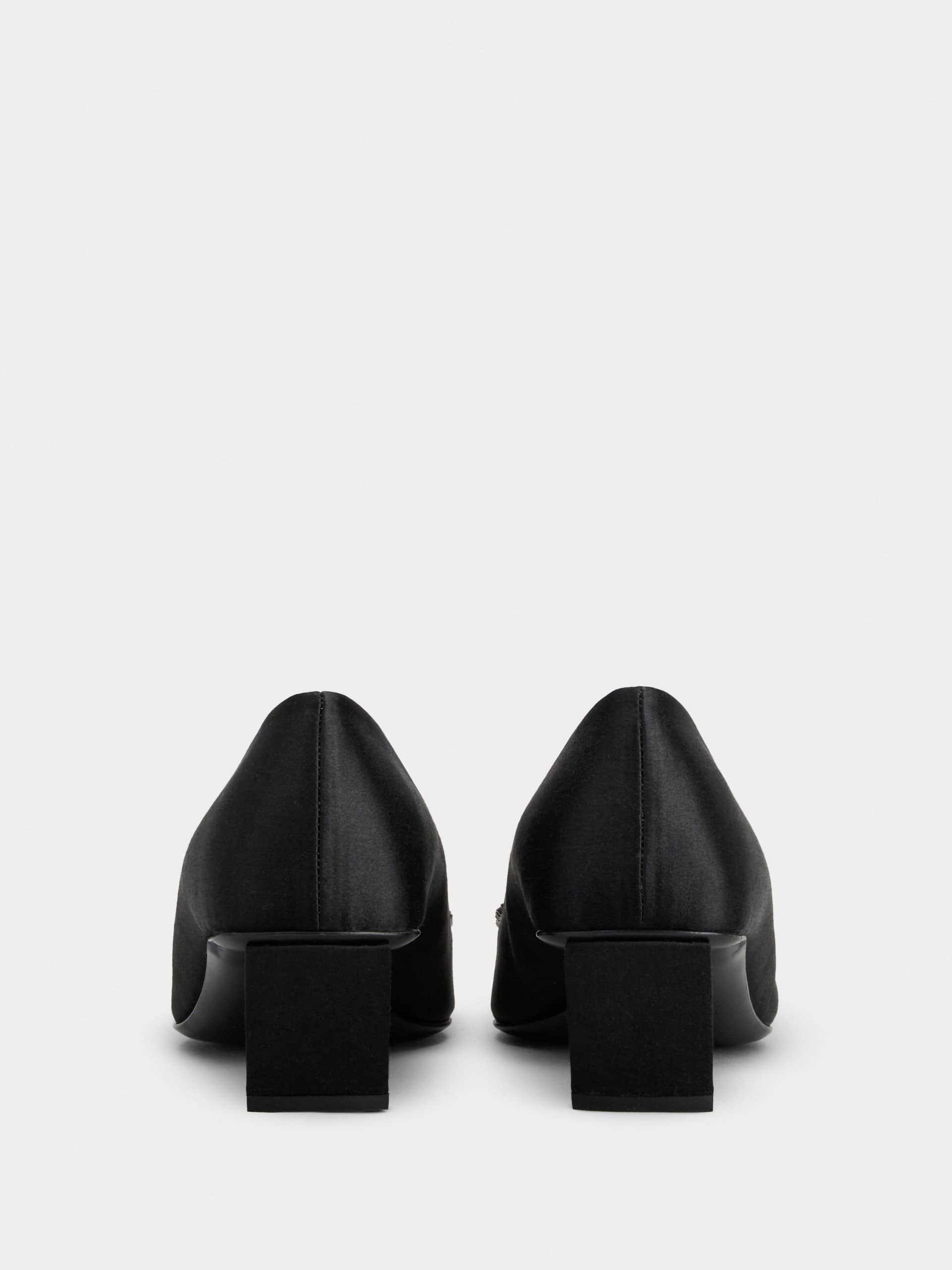 「ベル ヴィヴィエ」ピルグリム バックル サテン パンプス 45 mm ブラック