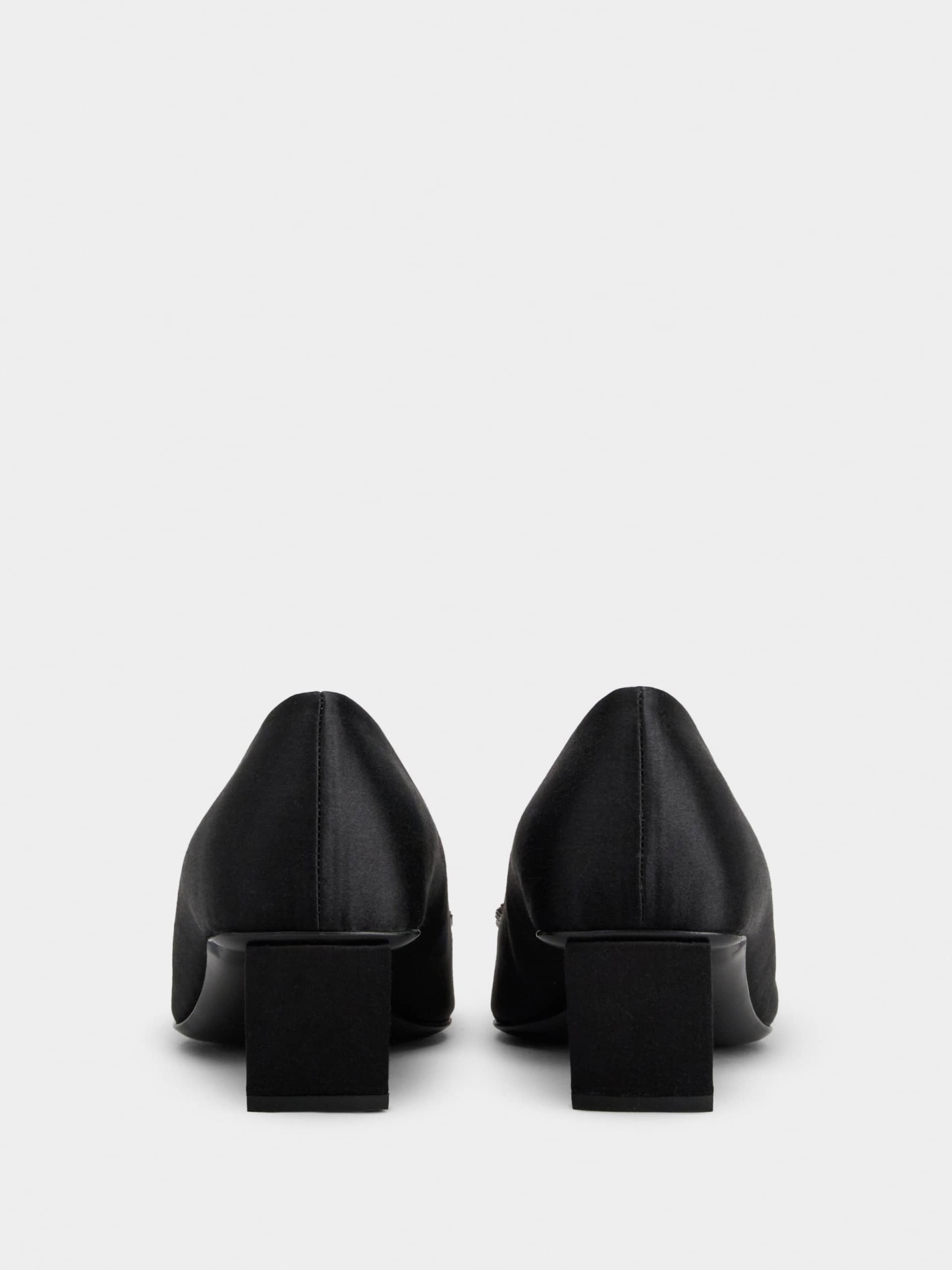 「ベル ヴィヴィエ」ピルグリム バックル サテン パンプス 45 mm ブラック