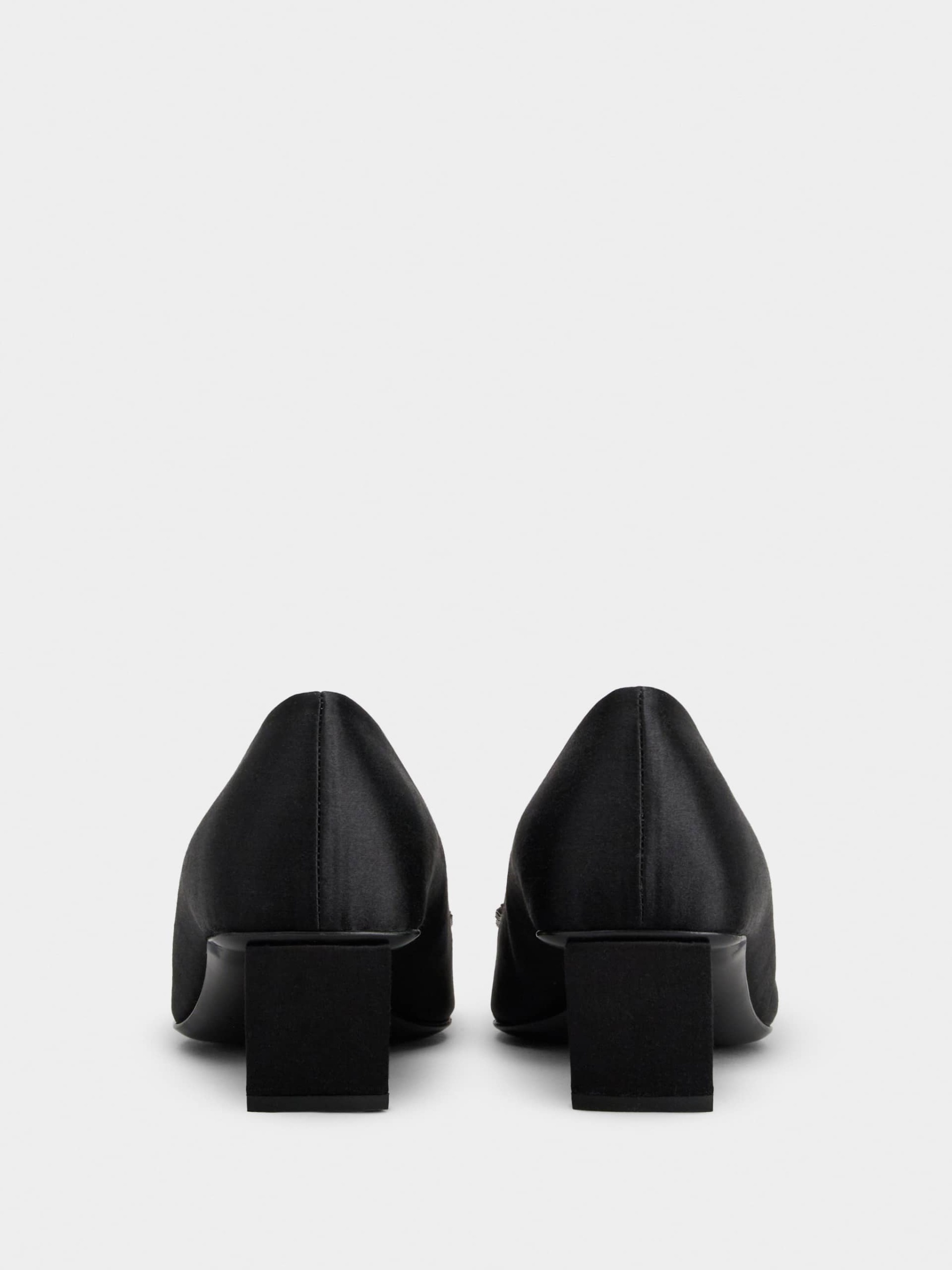 「ベル ヴィヴィエ」ピルグリム バックル サテン パンプス 45 mm ブラック