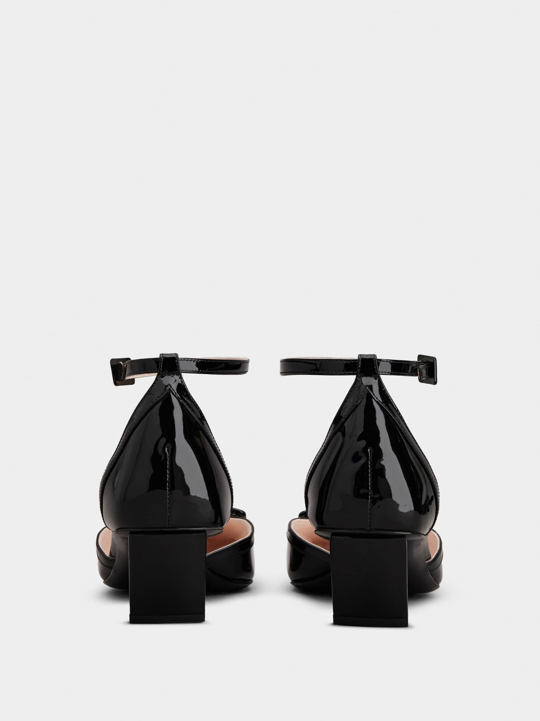 「ベル ヴィヴィエ」ラッカード バックル パテントレザー アンクル ストラップ パンプス 45 mm ブラック