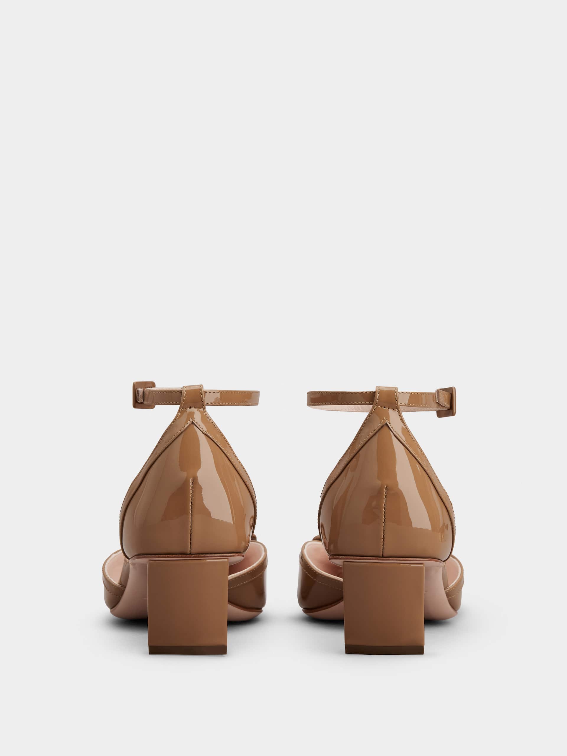 「ベル ヴィヴィエ」ラッカード バックル パテントレザー アンクル ストラップ パンプス 45 mm ブラウン