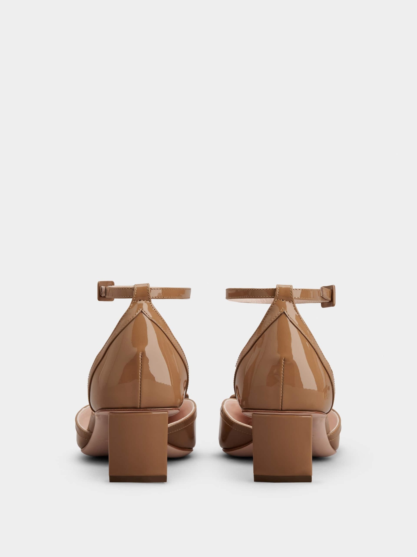 「ベル ヴィヴィエ」ラッカード バックル パテントレザー アンクル ストラップ パンプス 45 mm ブラウン