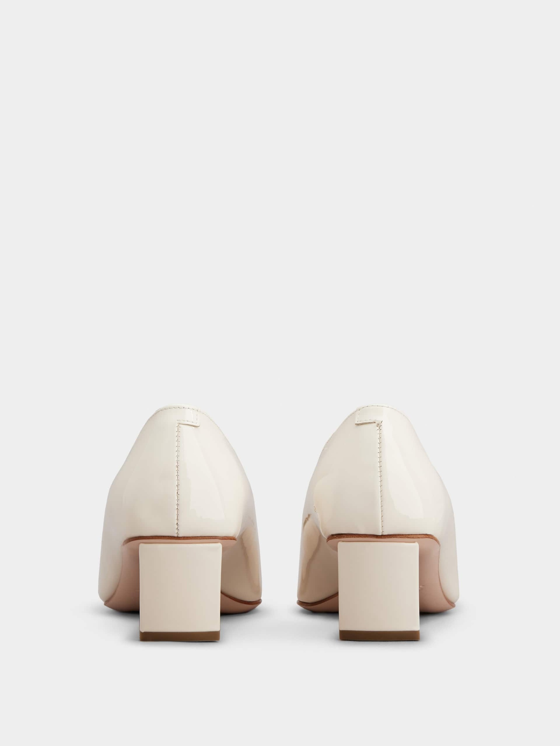 「ベル ヴィヴィエ」パテントレザー パンプス 45 mm クリーム