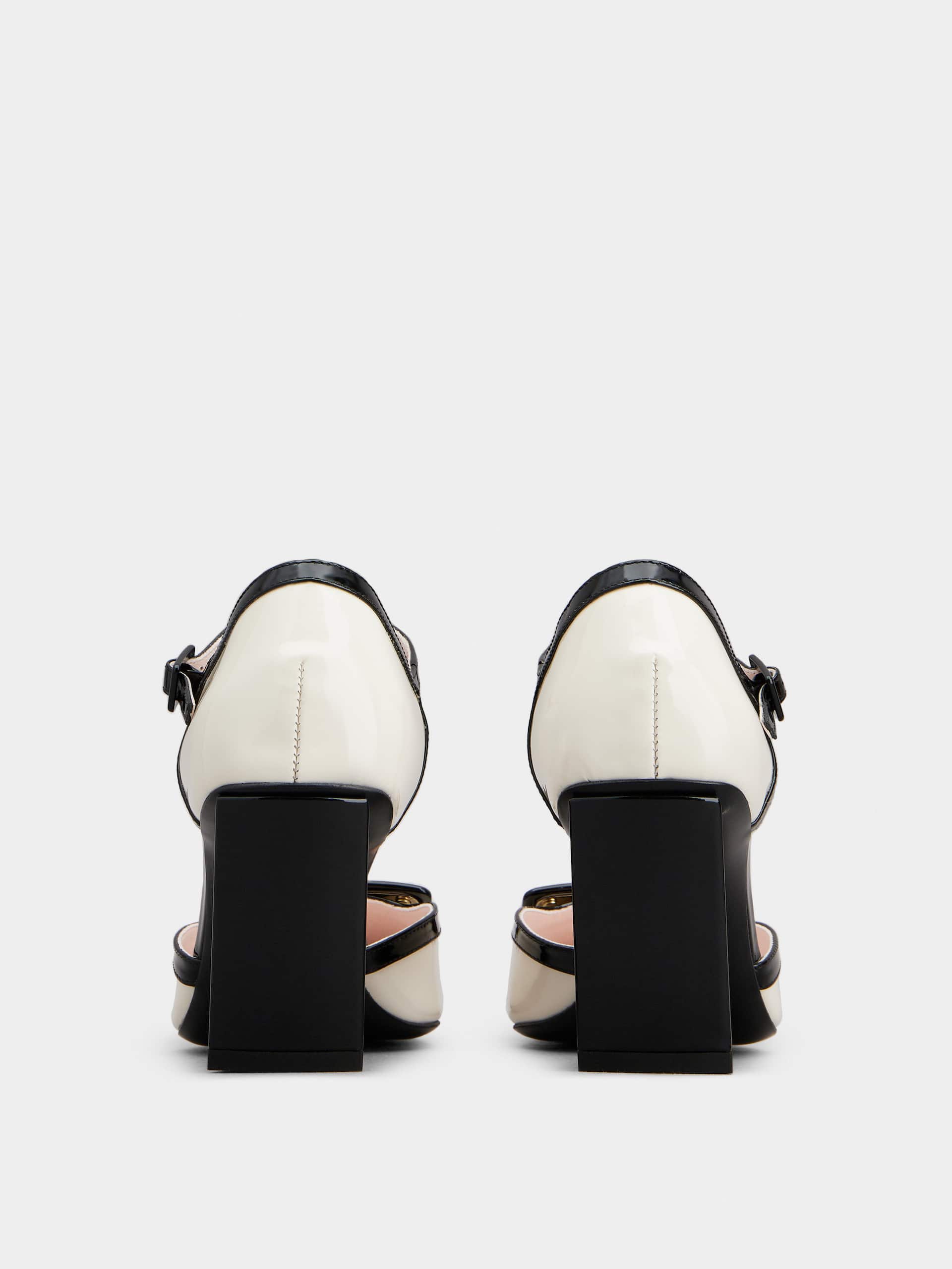 「ベル ヴィヴィエ」ドルセー ラッカード バックル パテントレザー パンプス 75 mm ブラック, クリーム