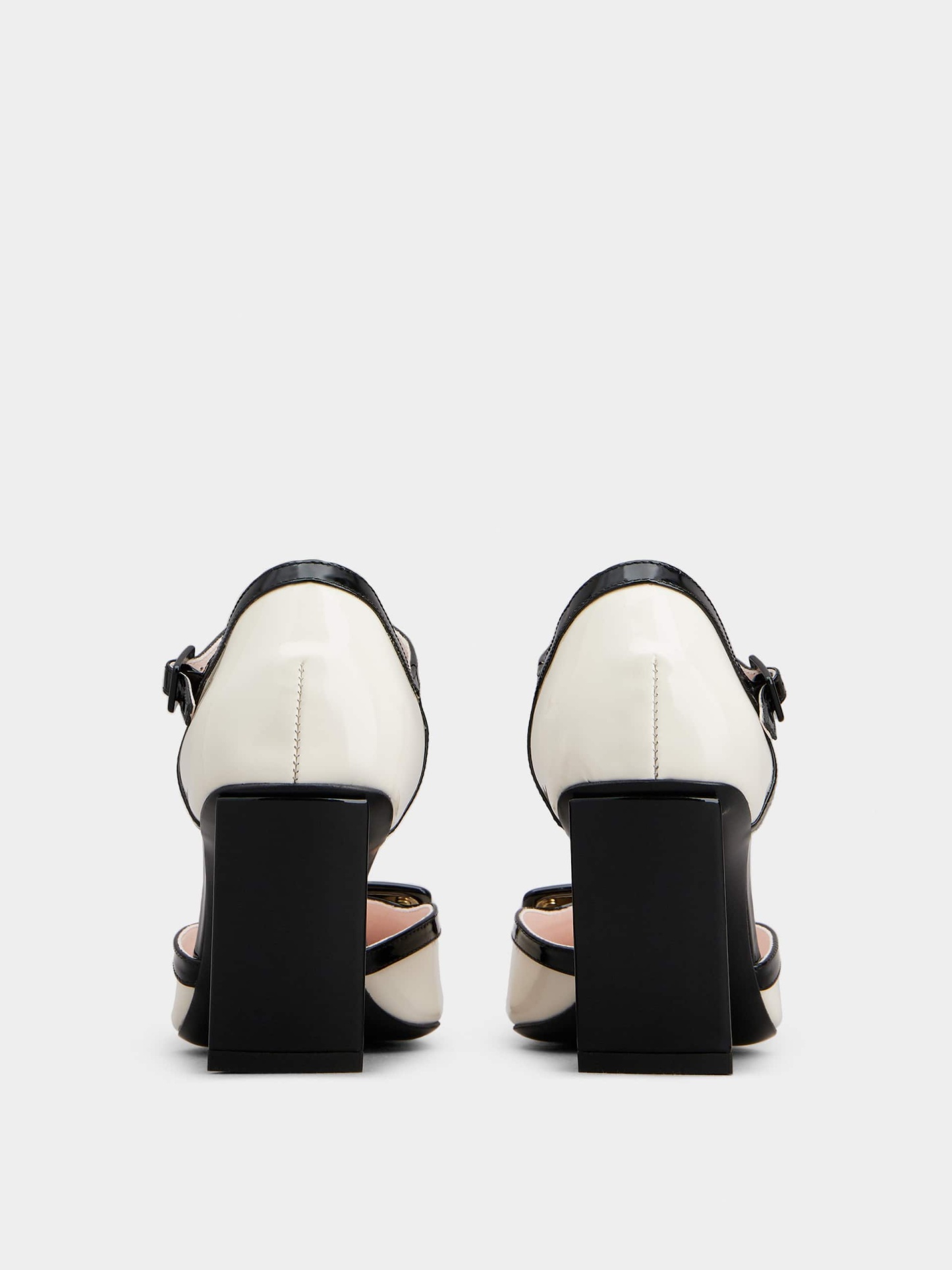 「ベル ヴィヴィエ」ドルセー ラッカード バックル パテントレザー パンプス 75 mm ブラック, クリーム