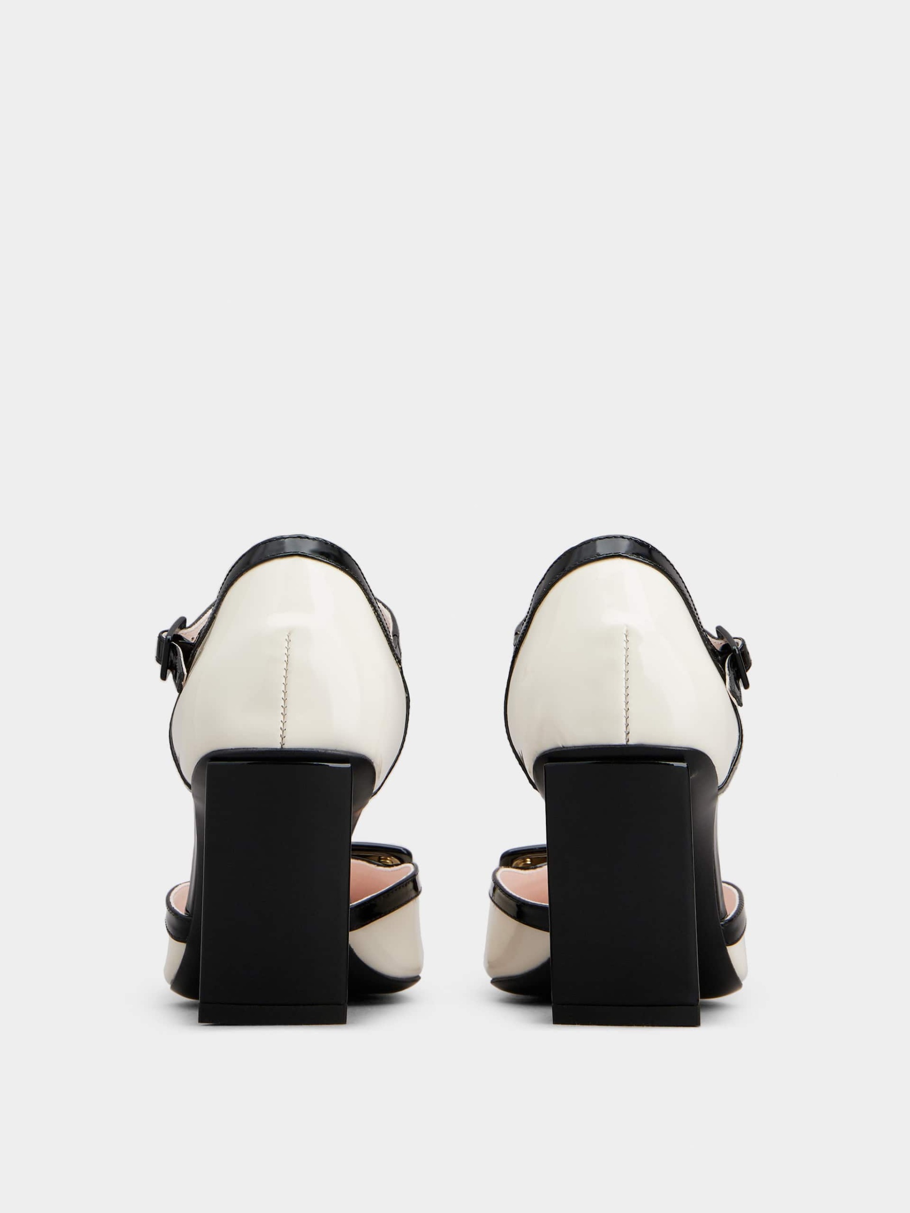 「ベル ヴィヴィエ」ドルセー ラッカード バックル パテントレザー パンプス 75 mm ブラック, クリーム