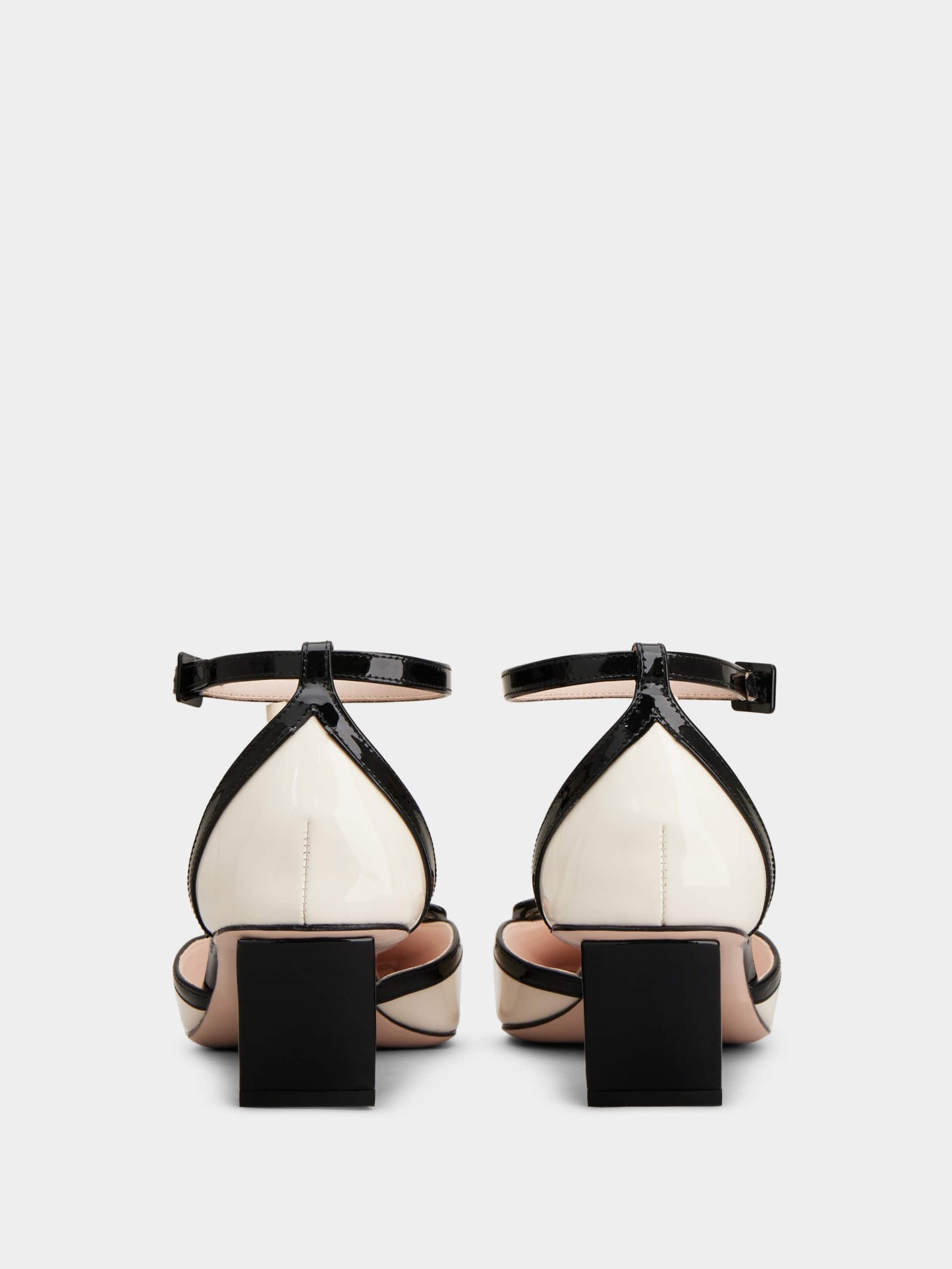 「ベル ヴィヴィエ」ラッカード バックル パテントレザー アンクル ストラップ パンプス 45 mm クリーム