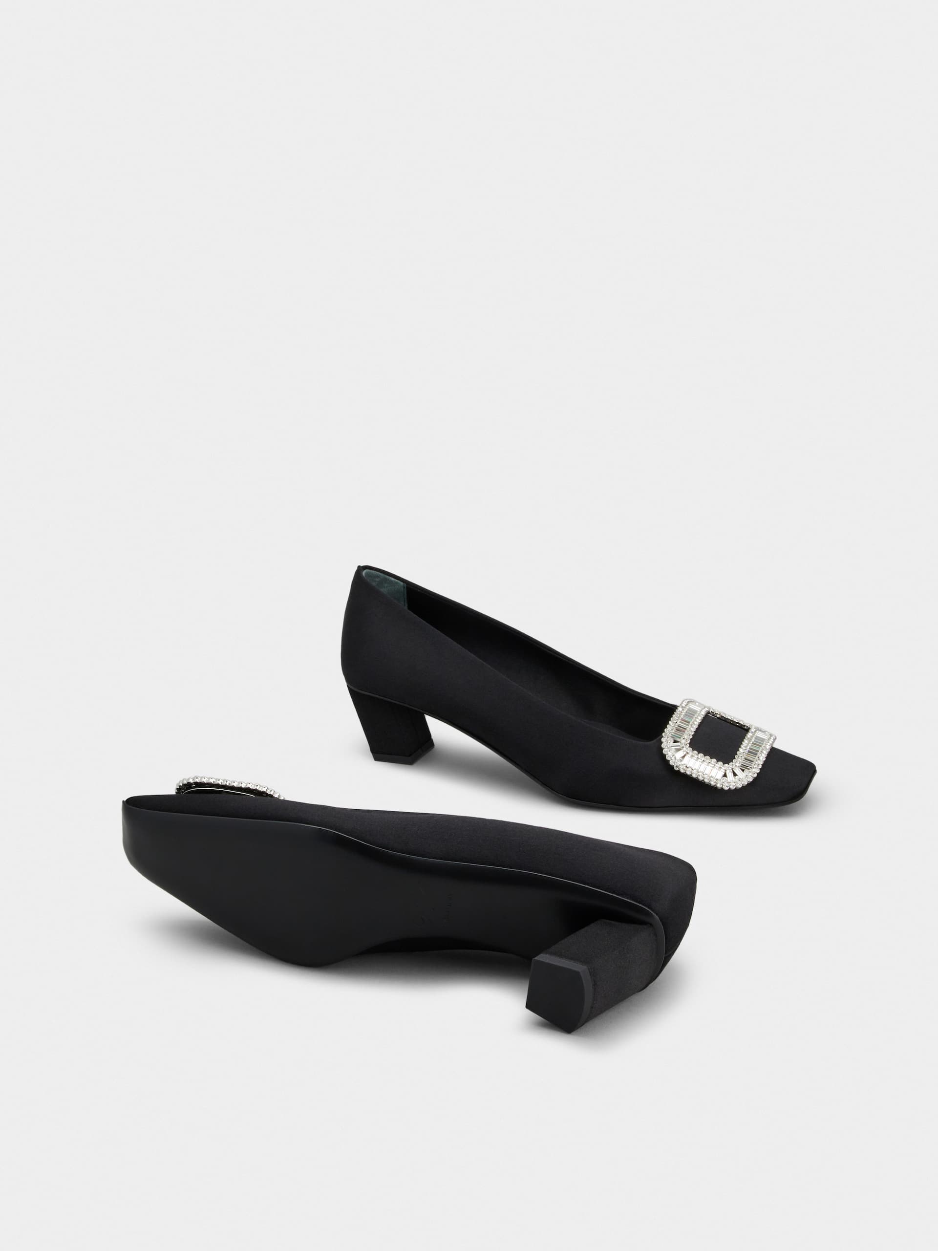 「ベル ヴィヴィエ」ピルグリム バックル サテン パンプス 45 mm ブラック