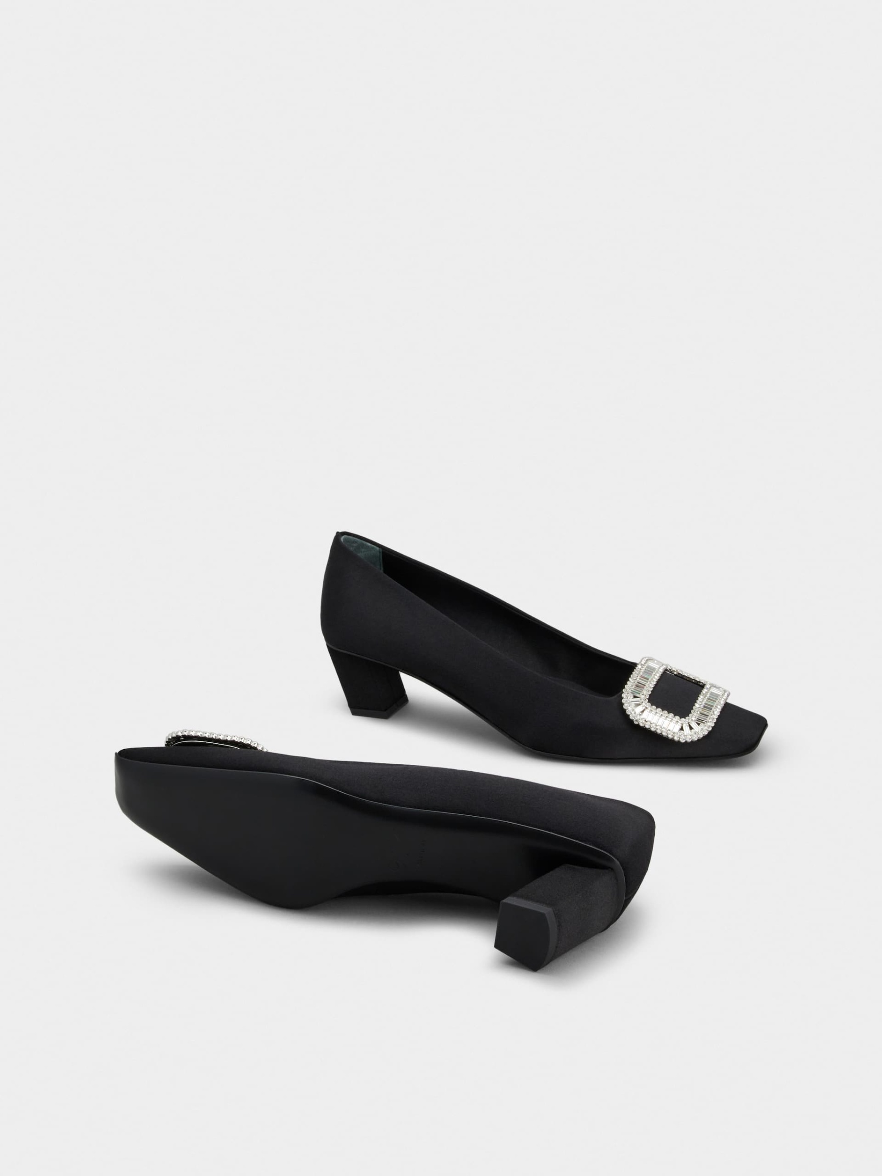 「ベル ヴィヴィエ」ピルグリム バックル サテン パンプス 45 mm ブラック