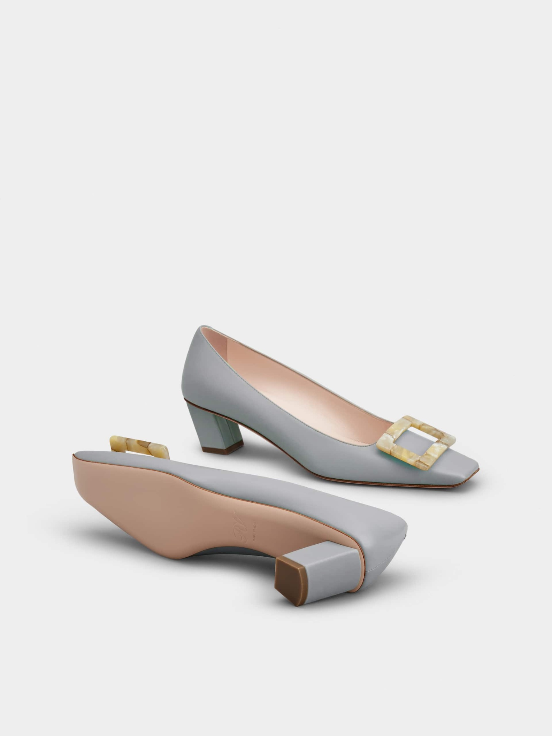 ベル ヴィヴィエ マザーパール バックル パンプス 45 mm グレー