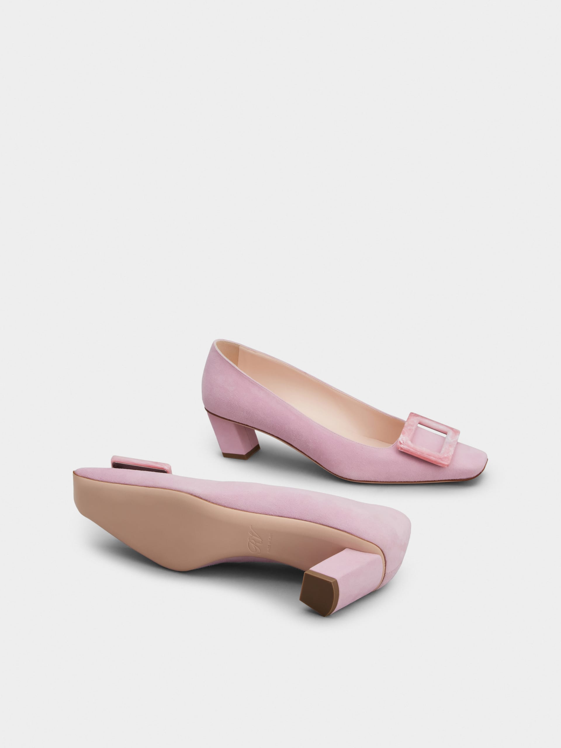 「ベル ヴィヴィエ」 ストーン バックル スエード パンプス 45 mm ピンク