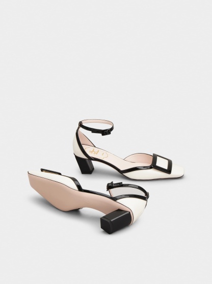 「ベル ヴィヴィエ」ラッカード バックル パテントレザー アンクル ストラップ パンプス 45 mm クリーム