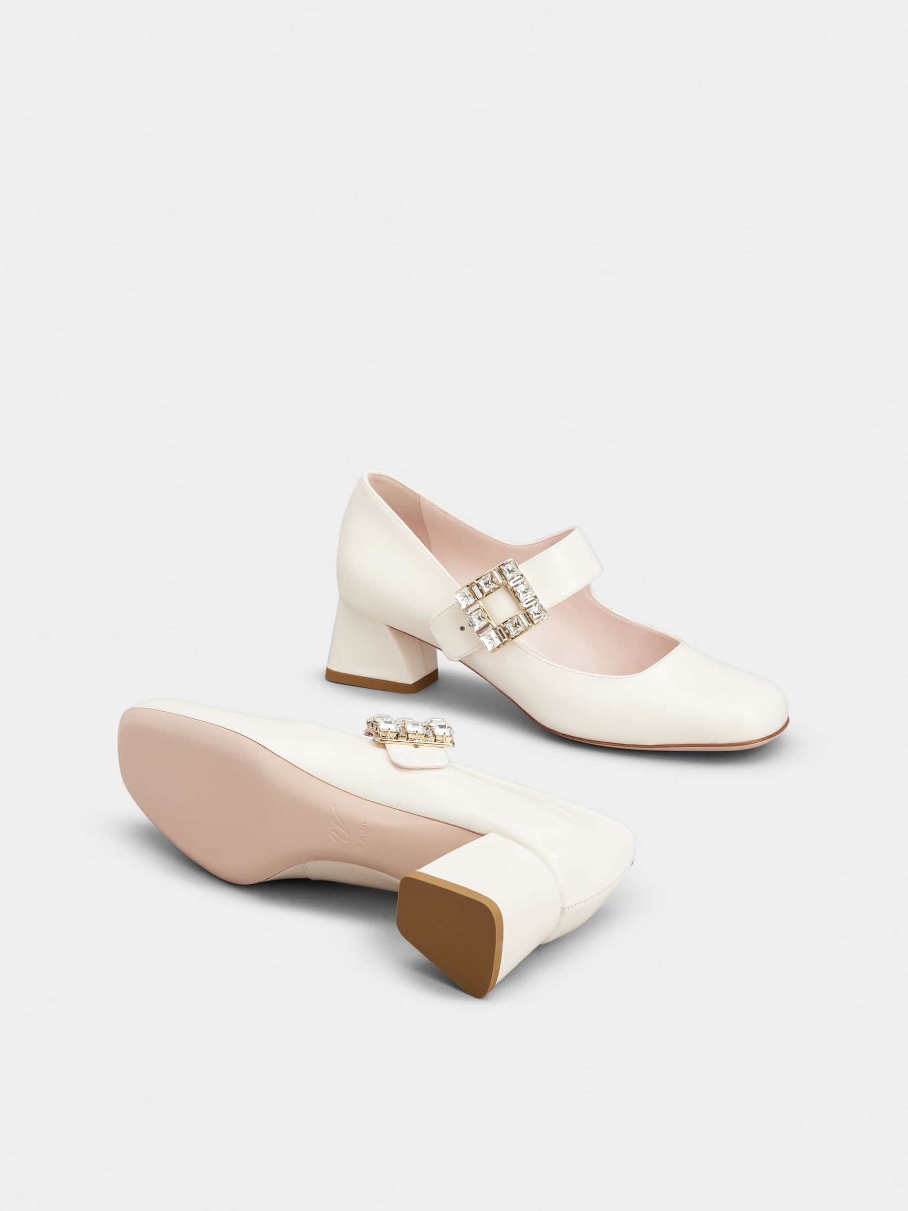 「トレ ヴィヴィエ」 ストラス バックル ベビー パンプス 45 mm クリーム