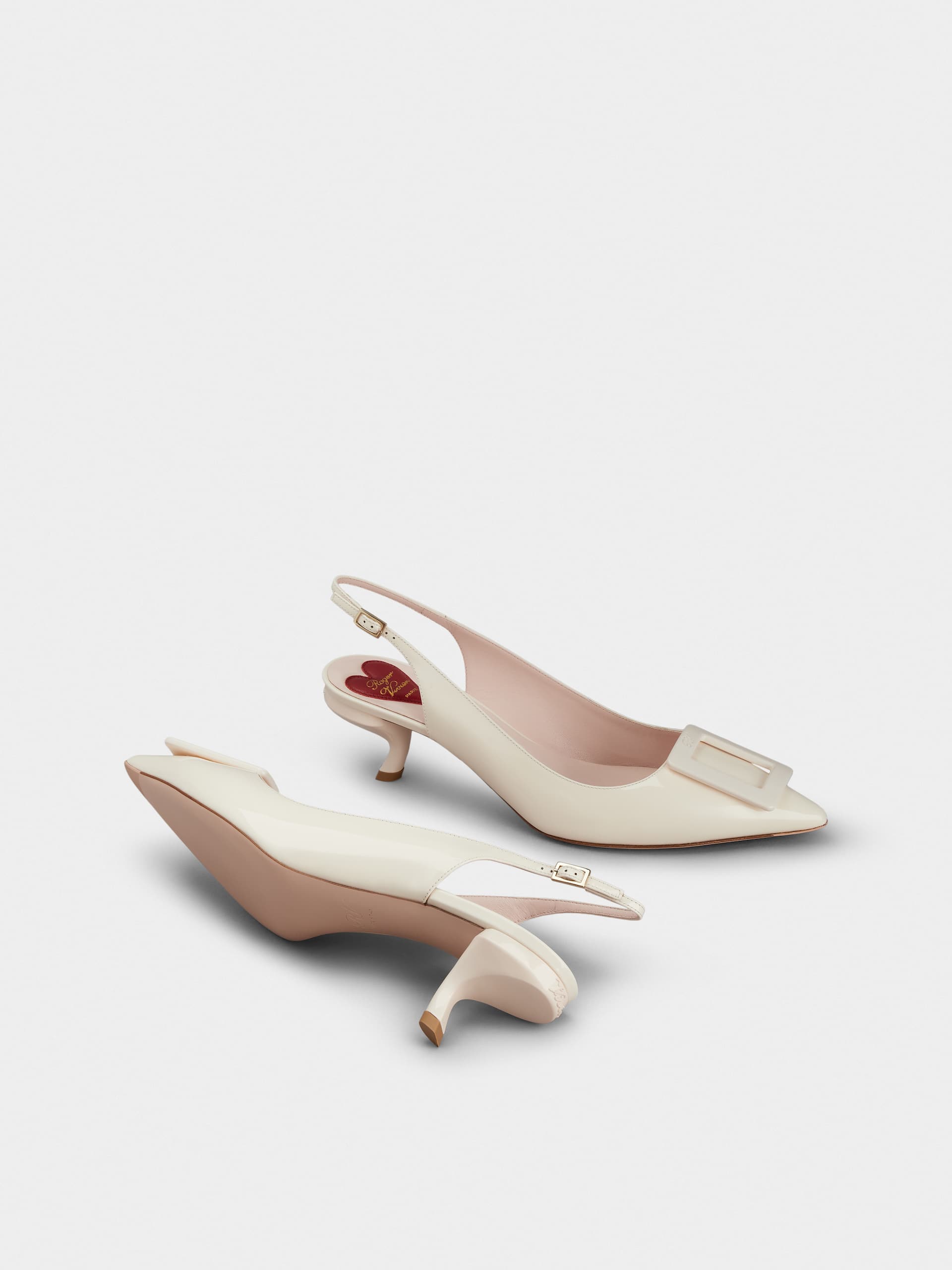 「ヴィルギュル」ラッカード バックル パテントレザー スリングバック パンプス 55 mm クリーム