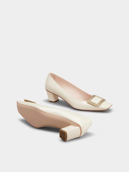 「ベル ヴィヴィエ」パテントレザー パンプス 45 mm クリーム