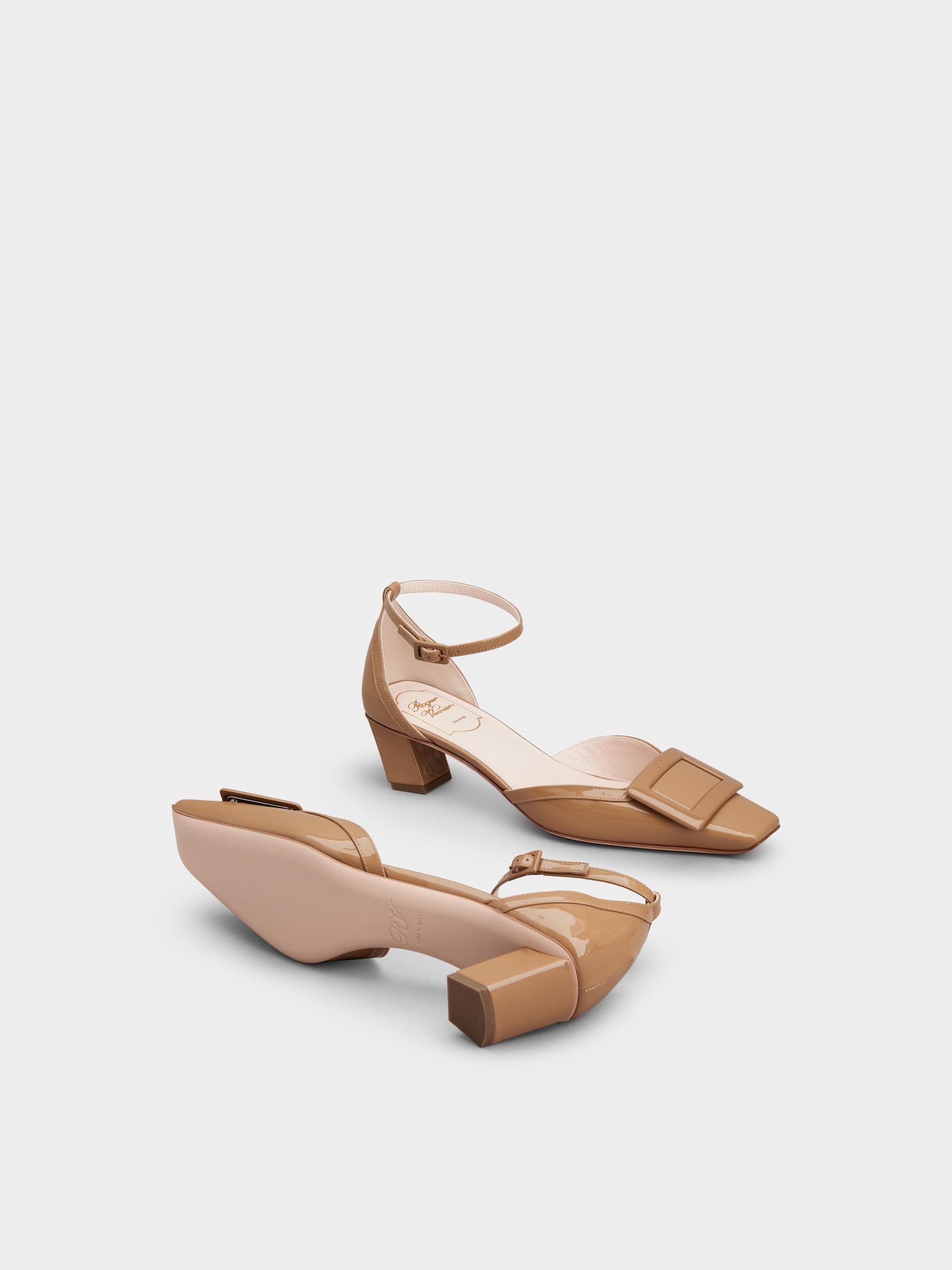 「ベル ヴィヴィエ」ラッカード バックル パテントレザー アンクル ストラップ パンプス 45 mm ブラウン