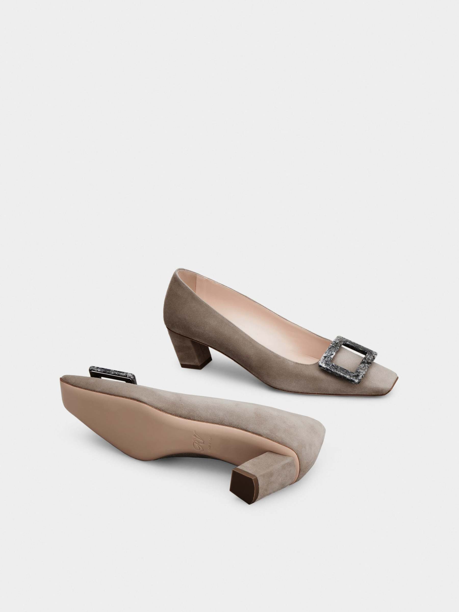 「ベル ヴィヴィエ」 ストーン バックル スエード パンプス 45 mm ベージュ