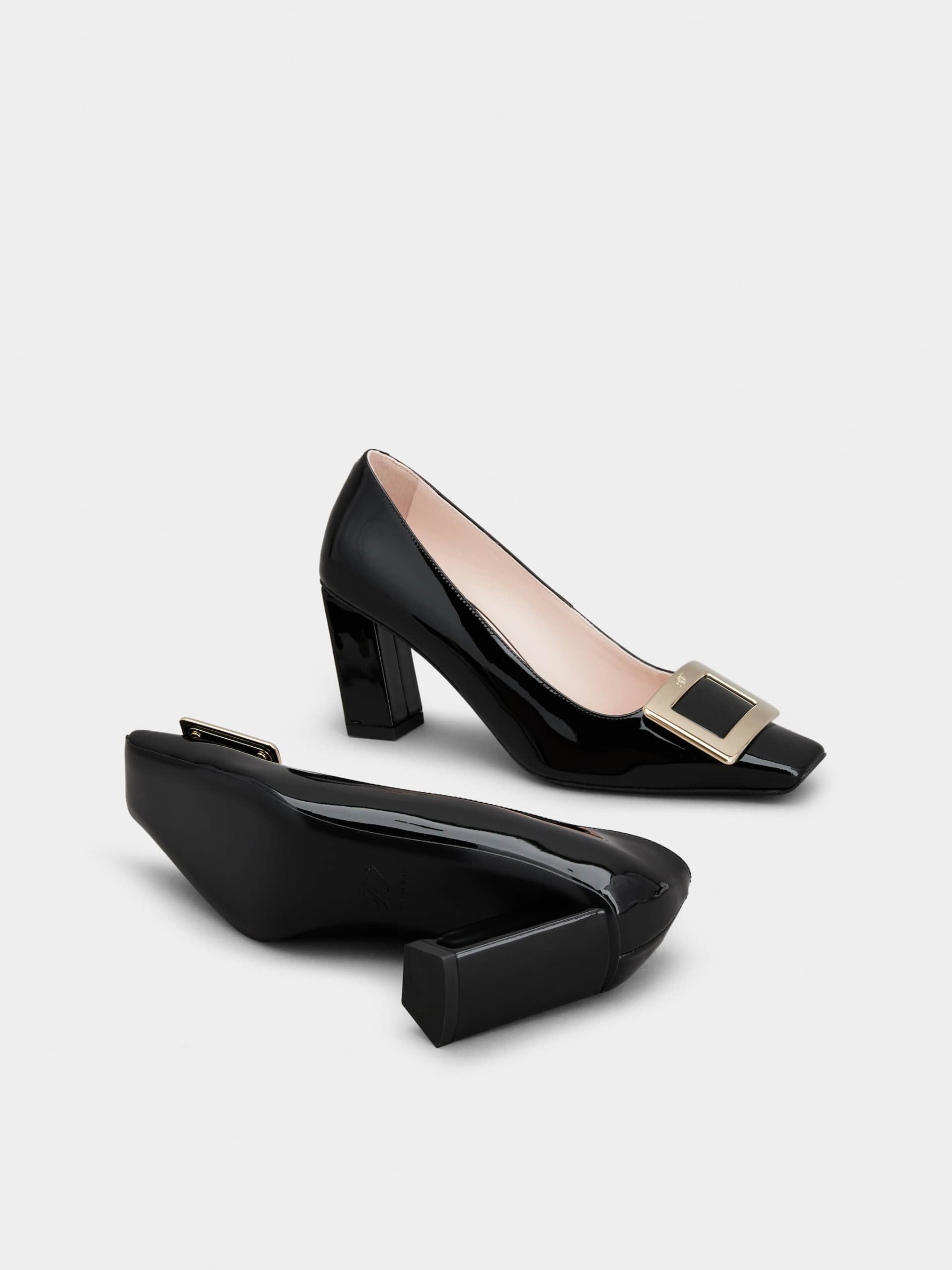 「ベル ヴィヴィエ」メタル バックル パテントレザー パンプス 75 mm ブラック