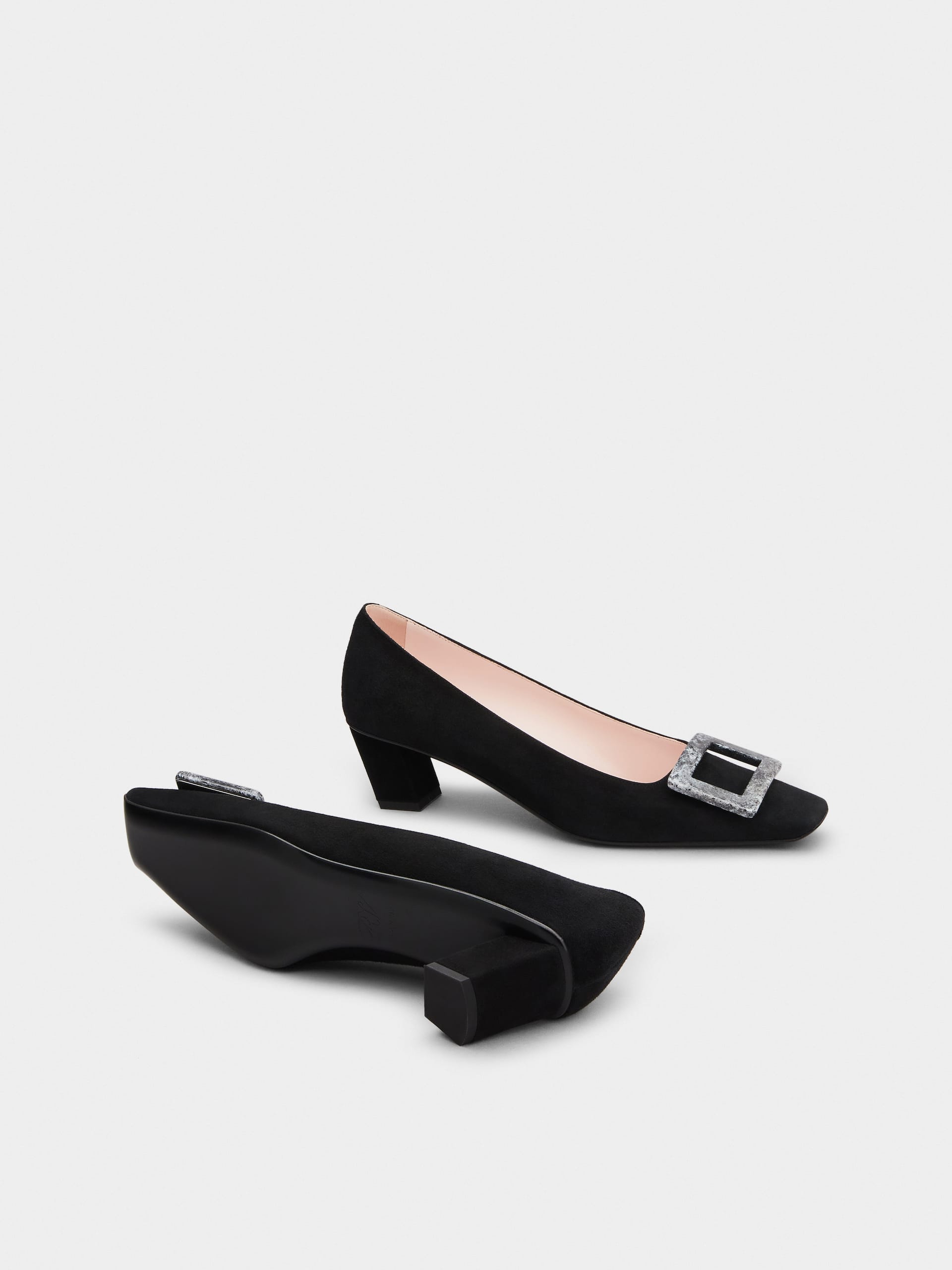 「ベル ヴィヴィエ」 ストーン バックル スエード パンプス 45 mm ブラック