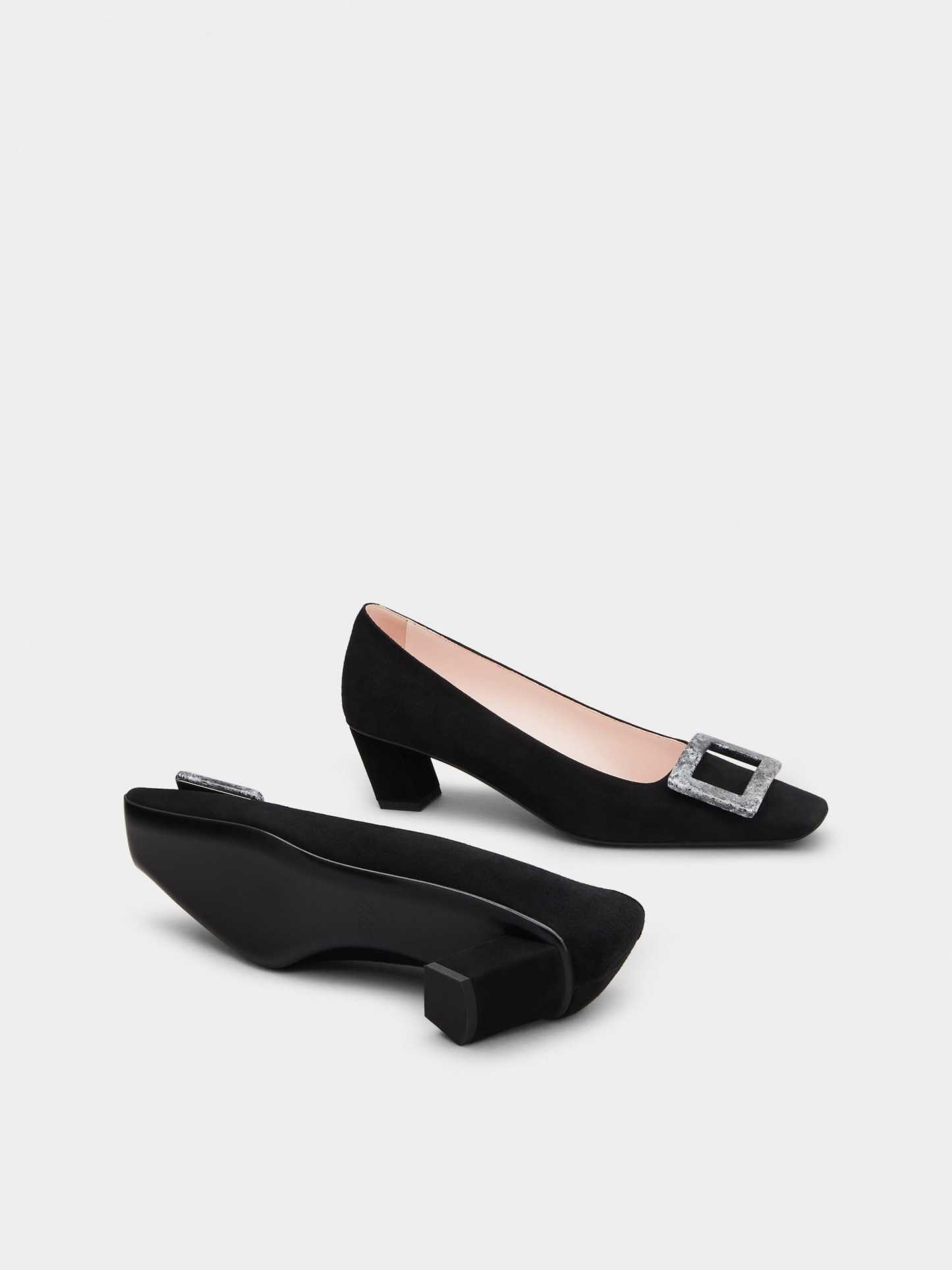 「ベル ヴィヴィエ」 ストーン バックル スエード パンプス 45 mm ブラック