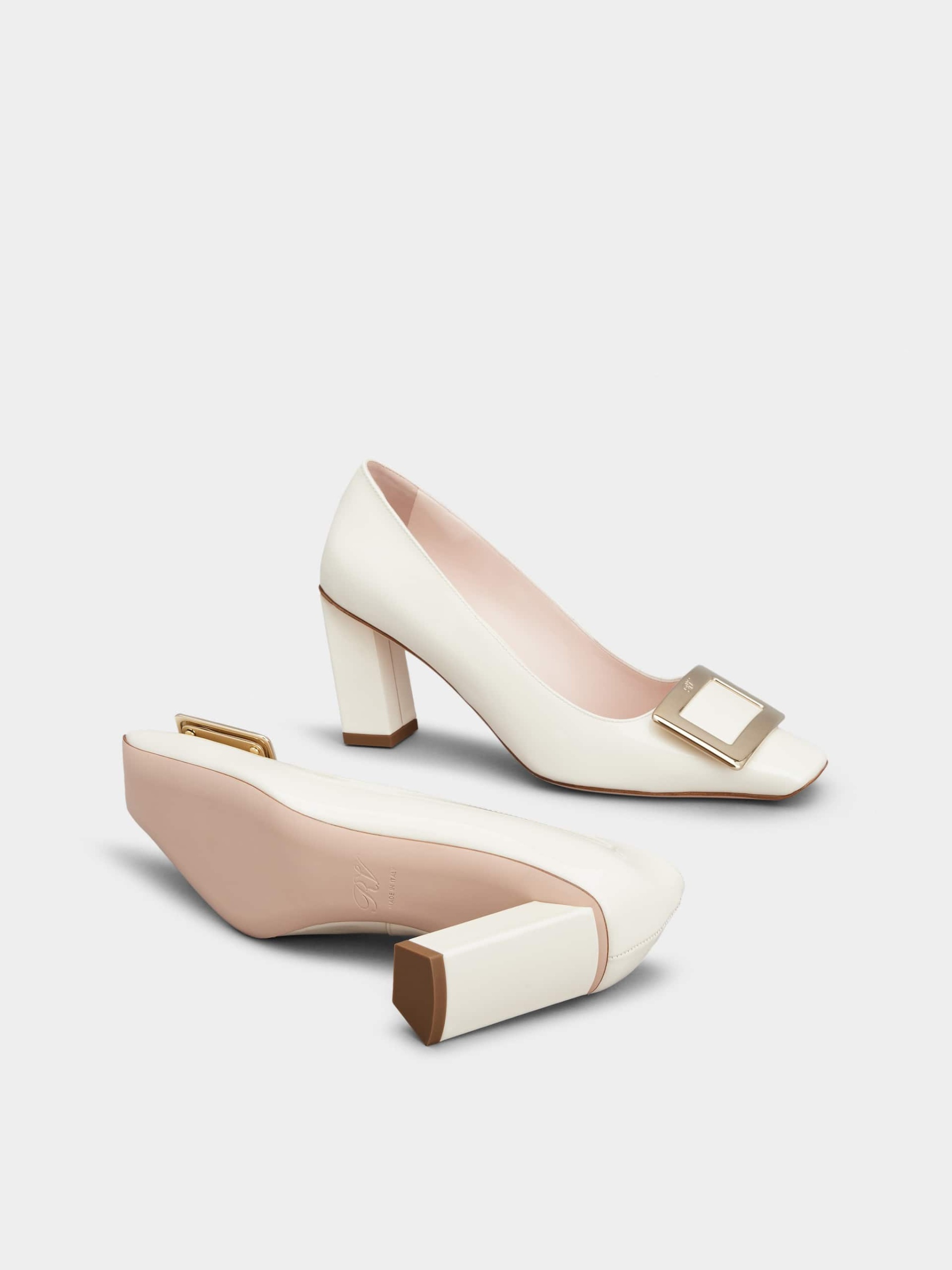 「ベル ヴィヴィエ」メタル バックル パテントレザー パンプス 75 mm クリーム