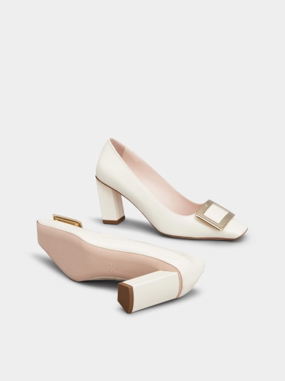 「ベル ヴィヴィエ」メタル バックル パテントレザー パンプス 75 mm クリーム