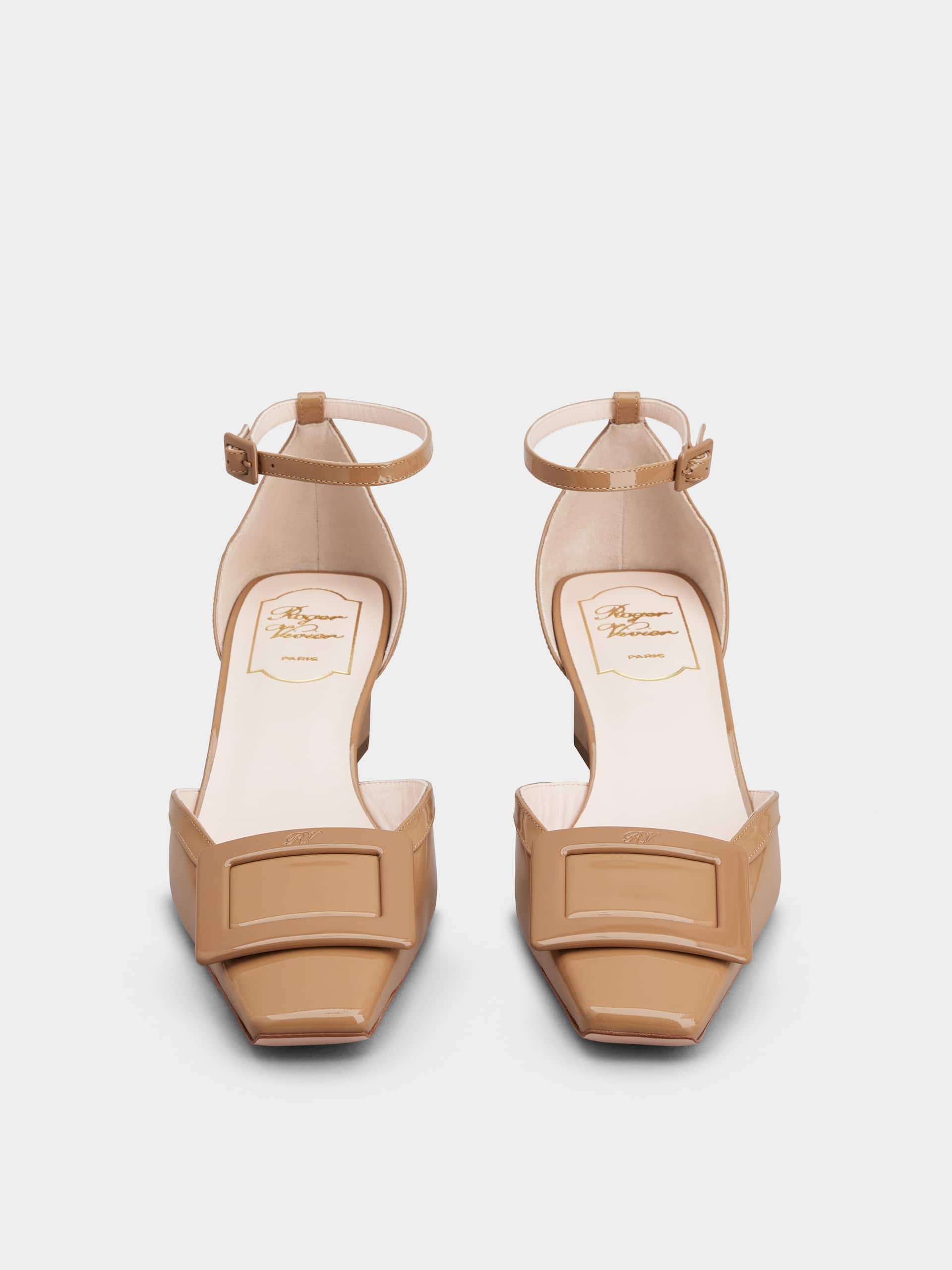 「ベル ヴィヴィエ」ラッカード バックル パテントレザー アンクル ストラップ パンプス 45 mm ブラウン