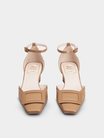 「ベル ヴィヴィエ」ラッカード バックル パテントレザー アンクル ストラップ パンプス 45 mm ブラウン