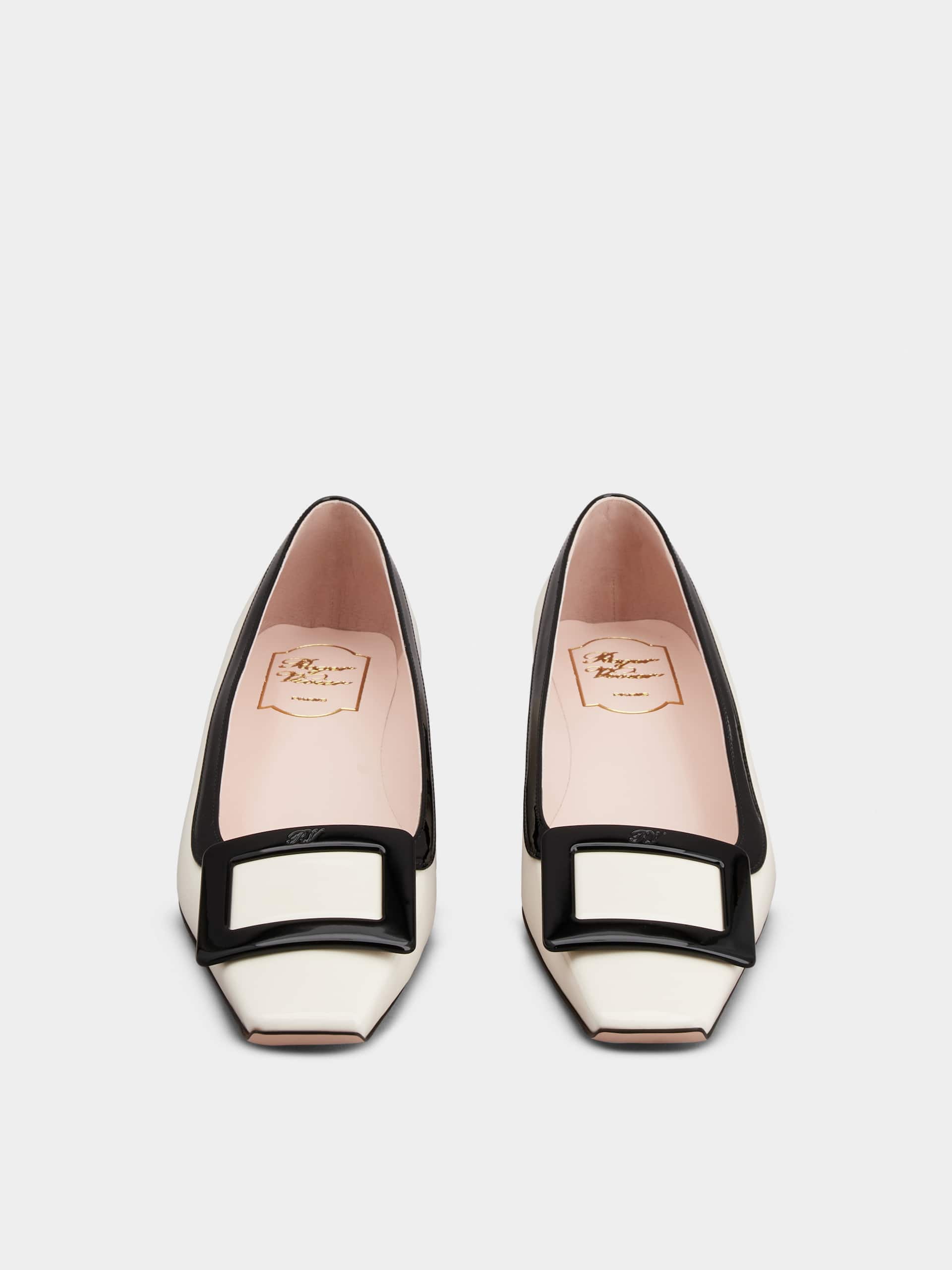 「ベル ヴィヴィエ」ラッカード バックル パテントレザー バレリーナ 25 mm ブラック, クリーム