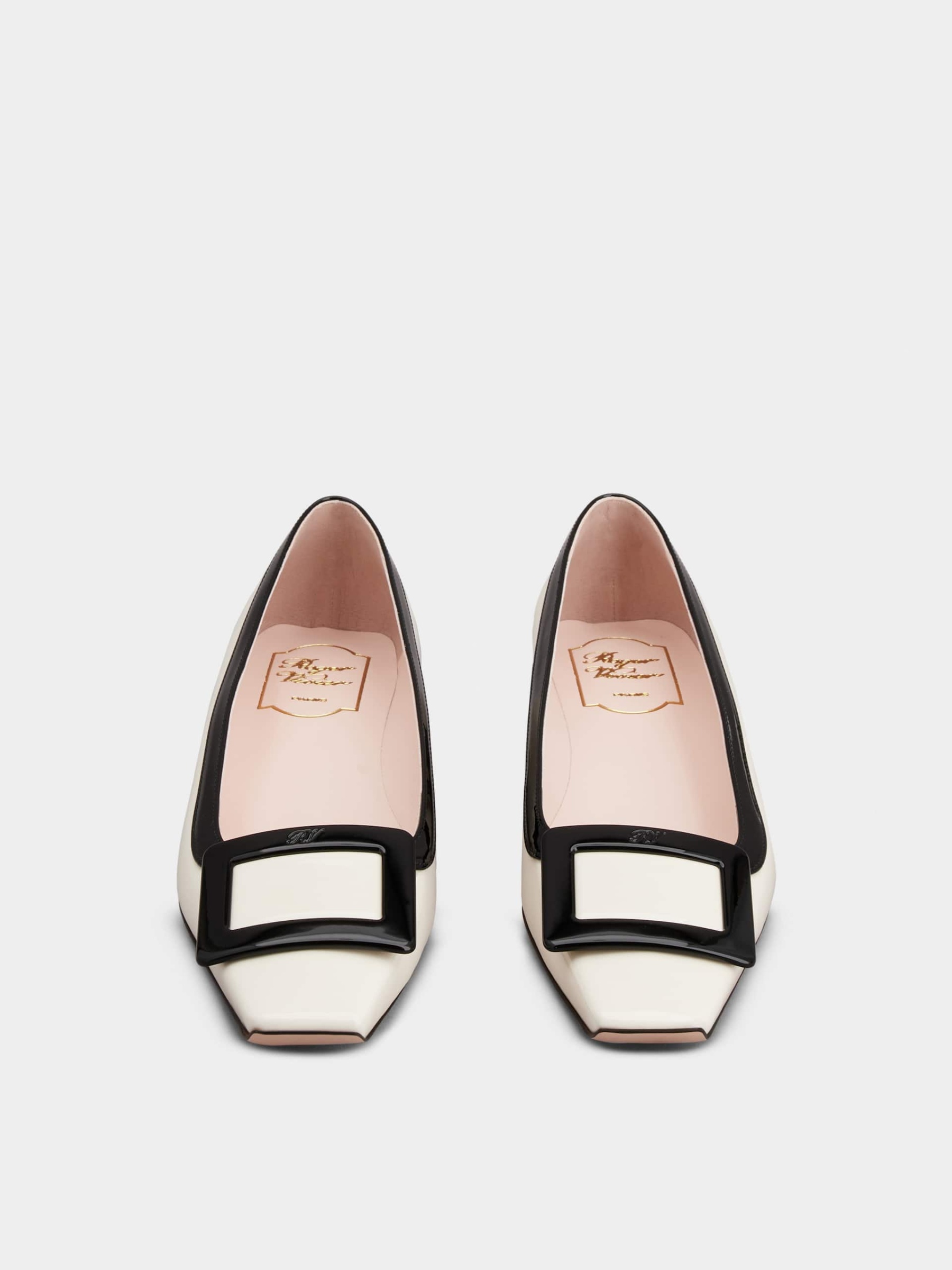 「ベル ヴィヴィエ」ラッカード バックル パテントレザー バレリーナ 25 mm ブラック, クリーム