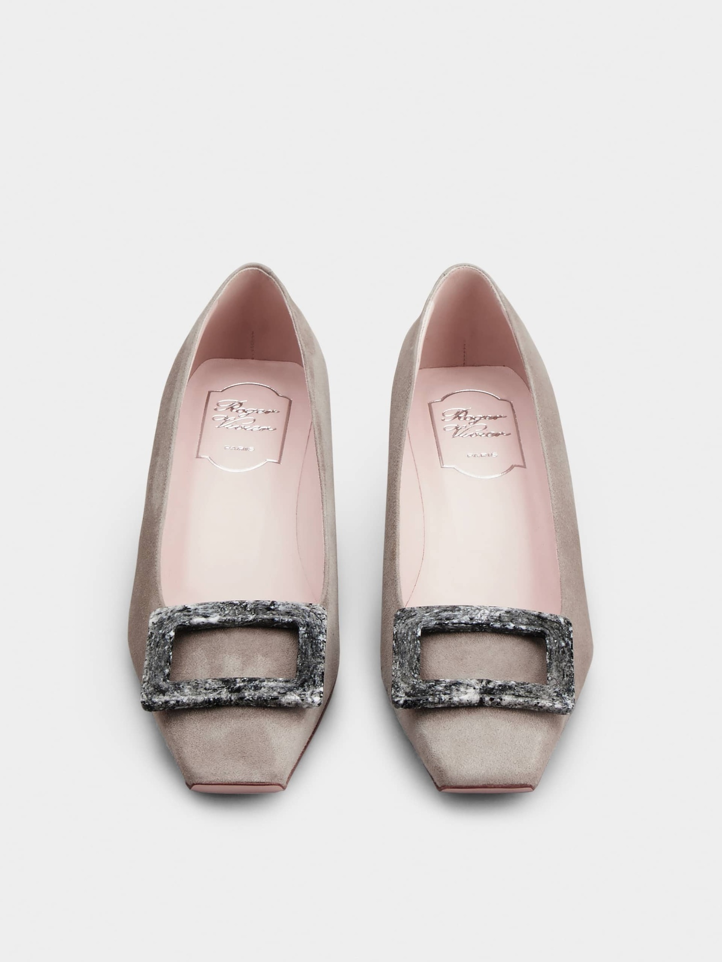 「ベル ヴィヴィエ」 ストーン バックル スエード パンプス 45 mm ベージュ