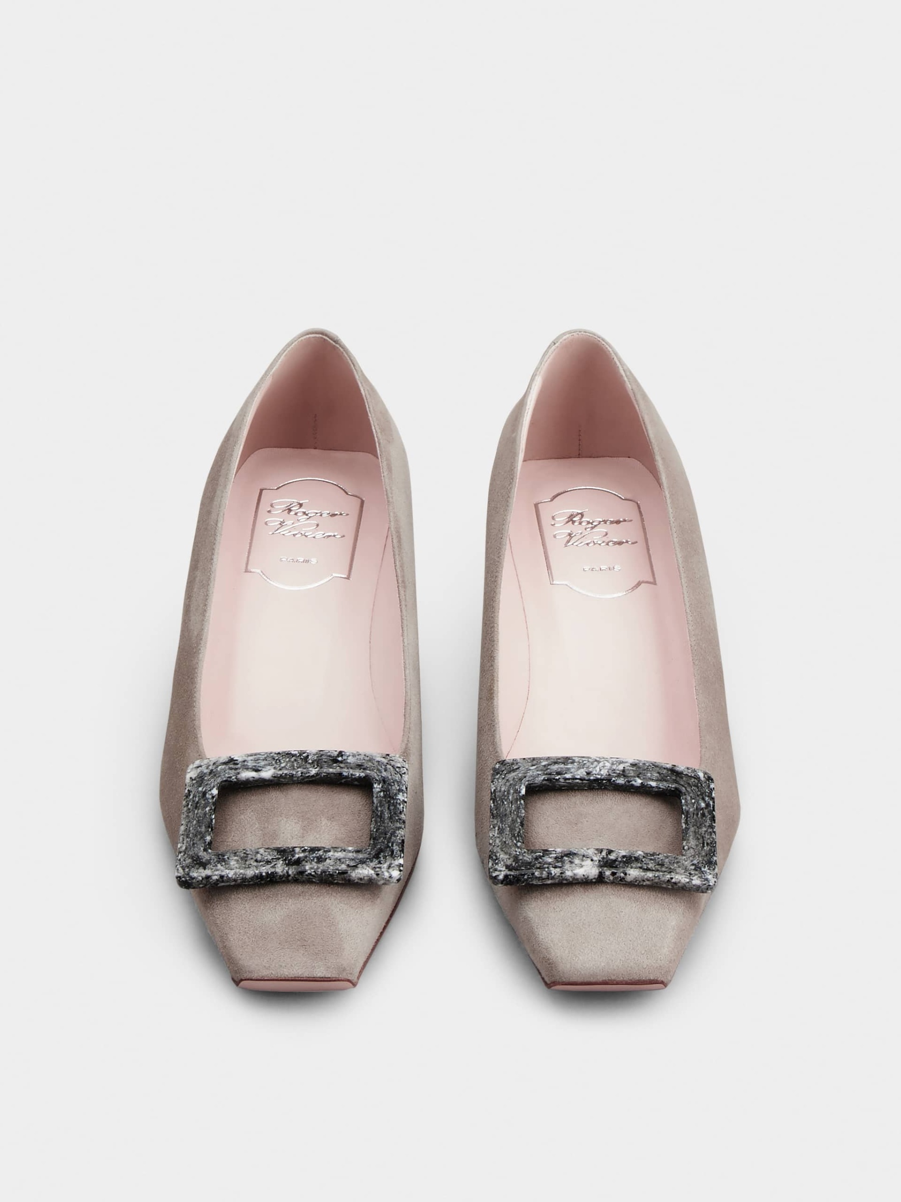 「ベル ヴィヴィエ」 ストーン バックル スエード パンプス 45 mm ベージュ