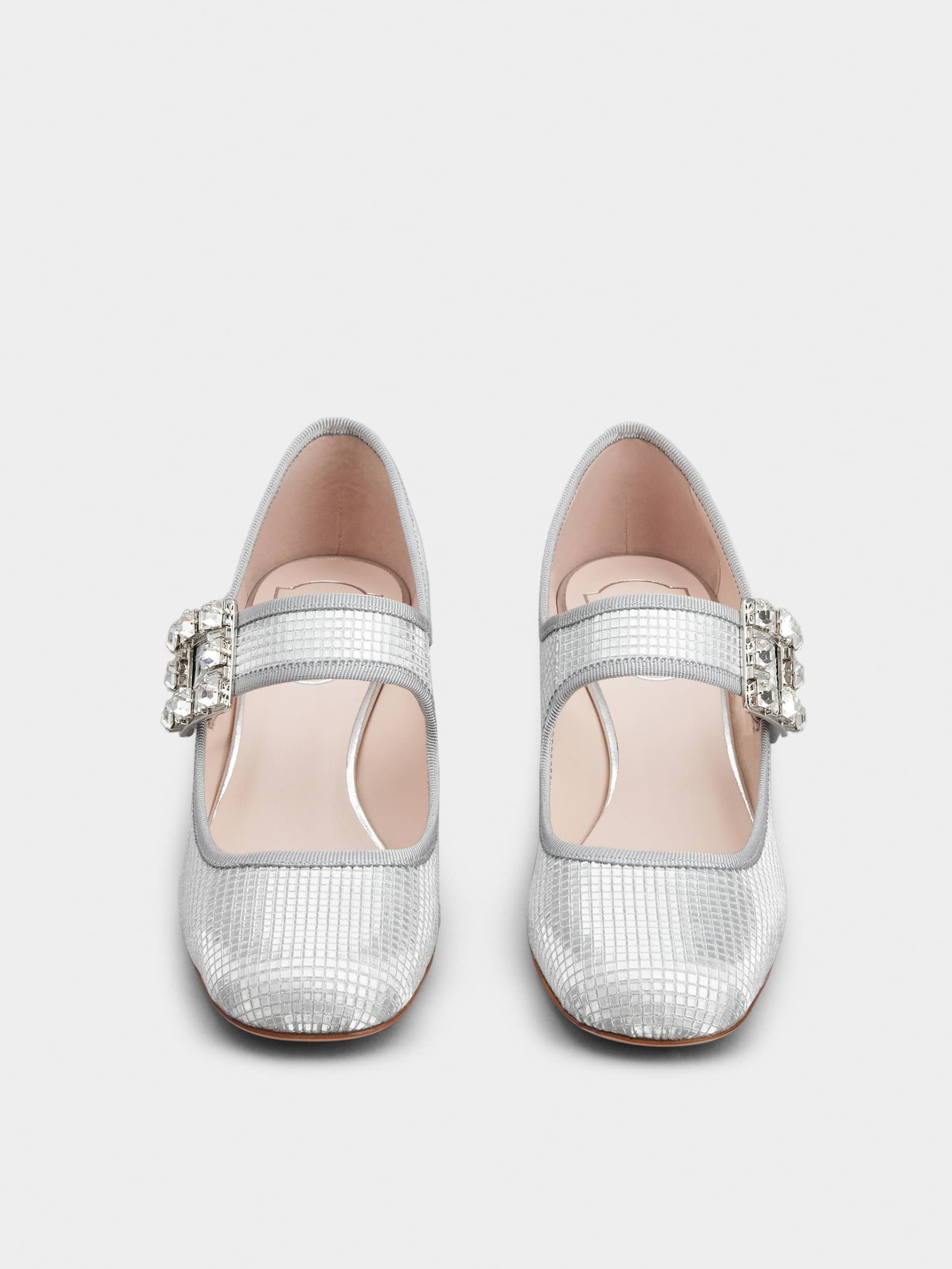 「トレ ヴィヴィエ」ストラス バックル ファブリック ベビー パンプス 45 mm シルバー