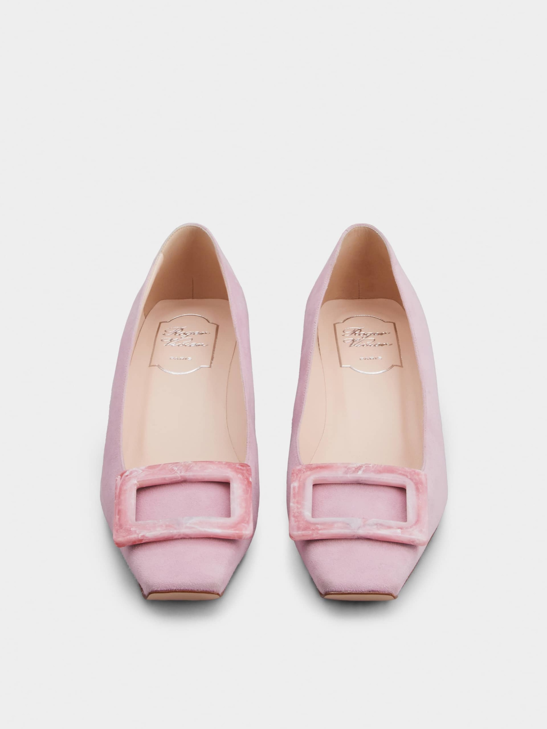 「ベル ヴィヴィエ」 ストーン バックル スエード パンプス 45 mm ピンク