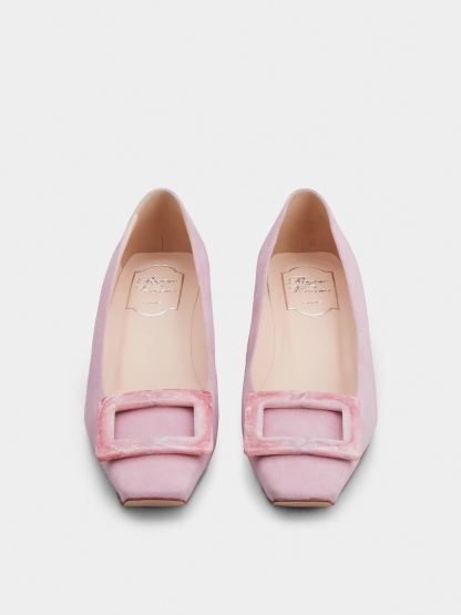 「ベル ヴィヴィエ」 ストーン バックル スエード パンプス 45 mm ピンク