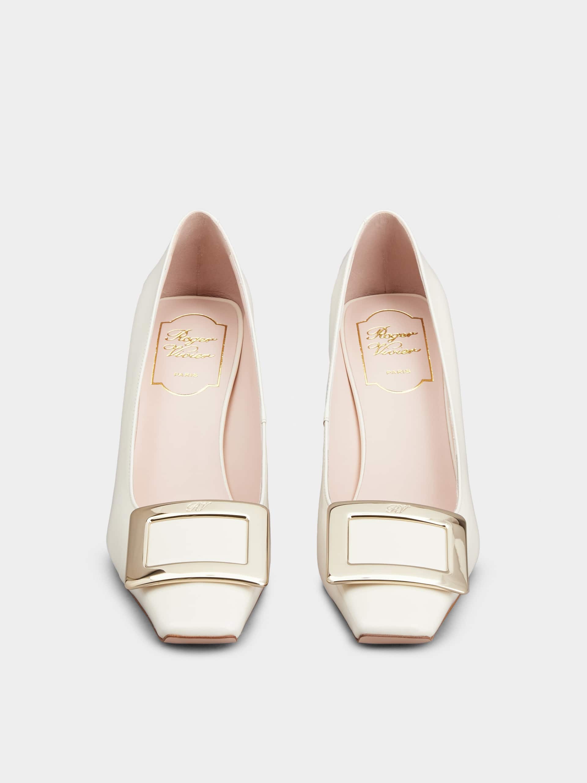 「ベル ヴィヴィエ」メタル バックル パテントレザー パンプス 75 mm クリーム