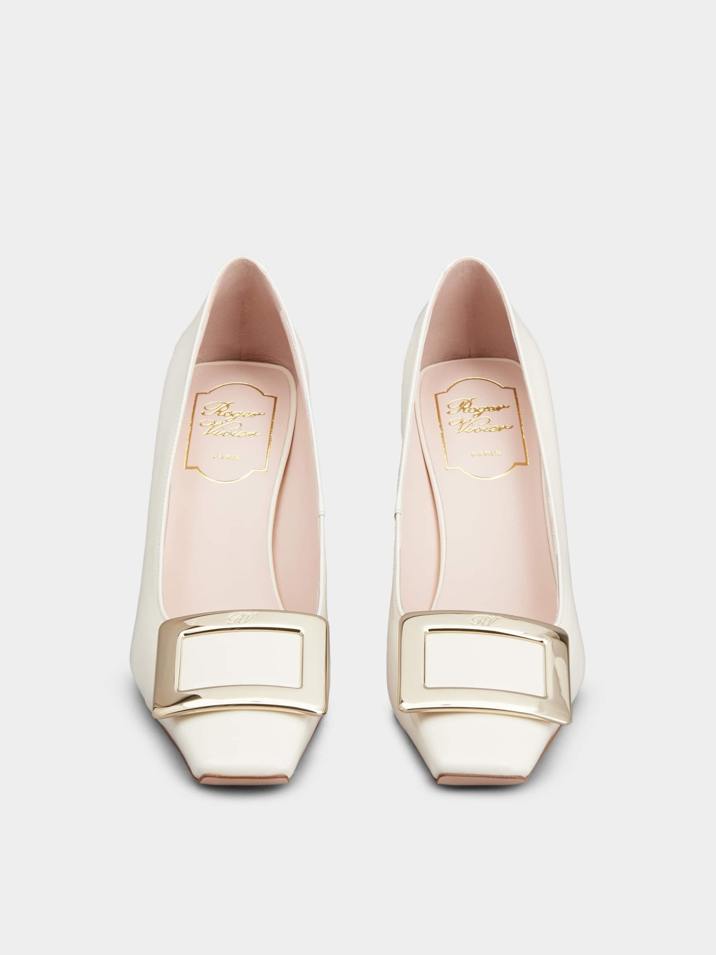 「ベル ヴィヴィエ」メタル バックル パテントレザー パンプス 75 mm クリーム