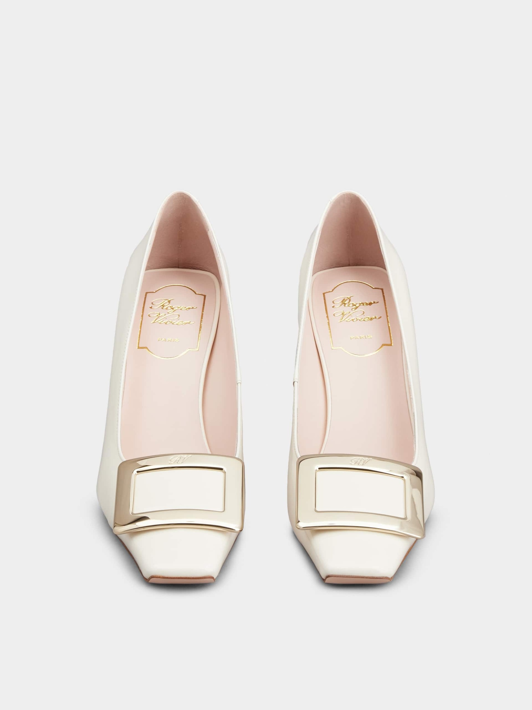 「ベル ヴィヴィエ」メタル バックル パテントレザー パンプス 75 mm クリーム